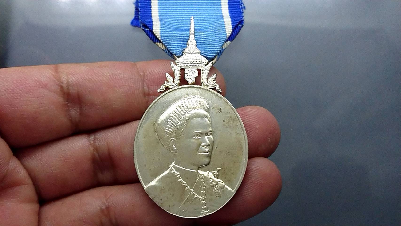 เหรียญที่ระลึก เนื้อเงิน ประดับแพรแถบ ที่ระลึกราชีนี (พระพันปีหลวง) เฉลิมพระชนมพรรษา 6 รอบ ปี 2547 แบบผู้ชาย