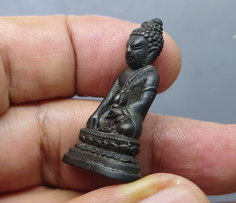 พระกริ่ง พระพุทธนวมมหาราชายุจฉับปริวัตนมงคล ฐานพระปรมาภิไธย ภปร. เนื้อนวะโลหะ ที่ระลึก 72 พรรษา รัชกาลที่ 9 ปี 2542 พร้อมตลับเดิม