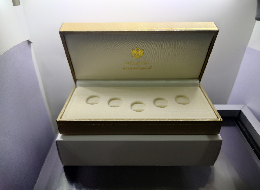 กล่องใส่เหรียญพุทธปัญจภาคี พิมพ์เล็ก แท้จากกองส่งเสริมและพัฒนาทรัพย์สินมีค่าของรัฐ กรมธนารักษ์ สภาพสวยไม่ผ่านการใช้