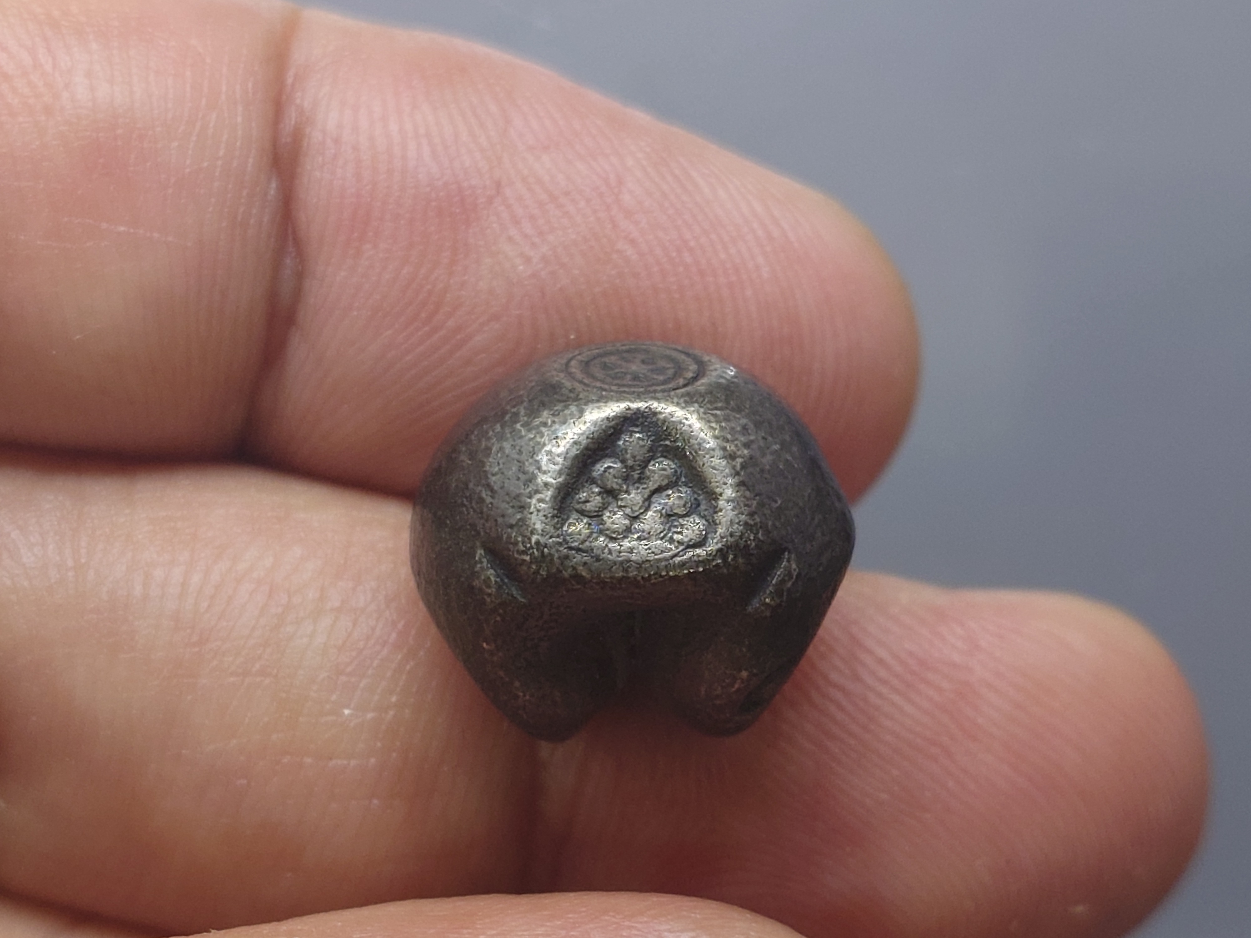 พดด้วง ขนาด 1 บาท ตราพระซ่อมดอกไม้-จักร สมัยอยุธยา พุทธศตวรรษที่ 19 - 24 ตรานิยม หายาก สภาพสวย