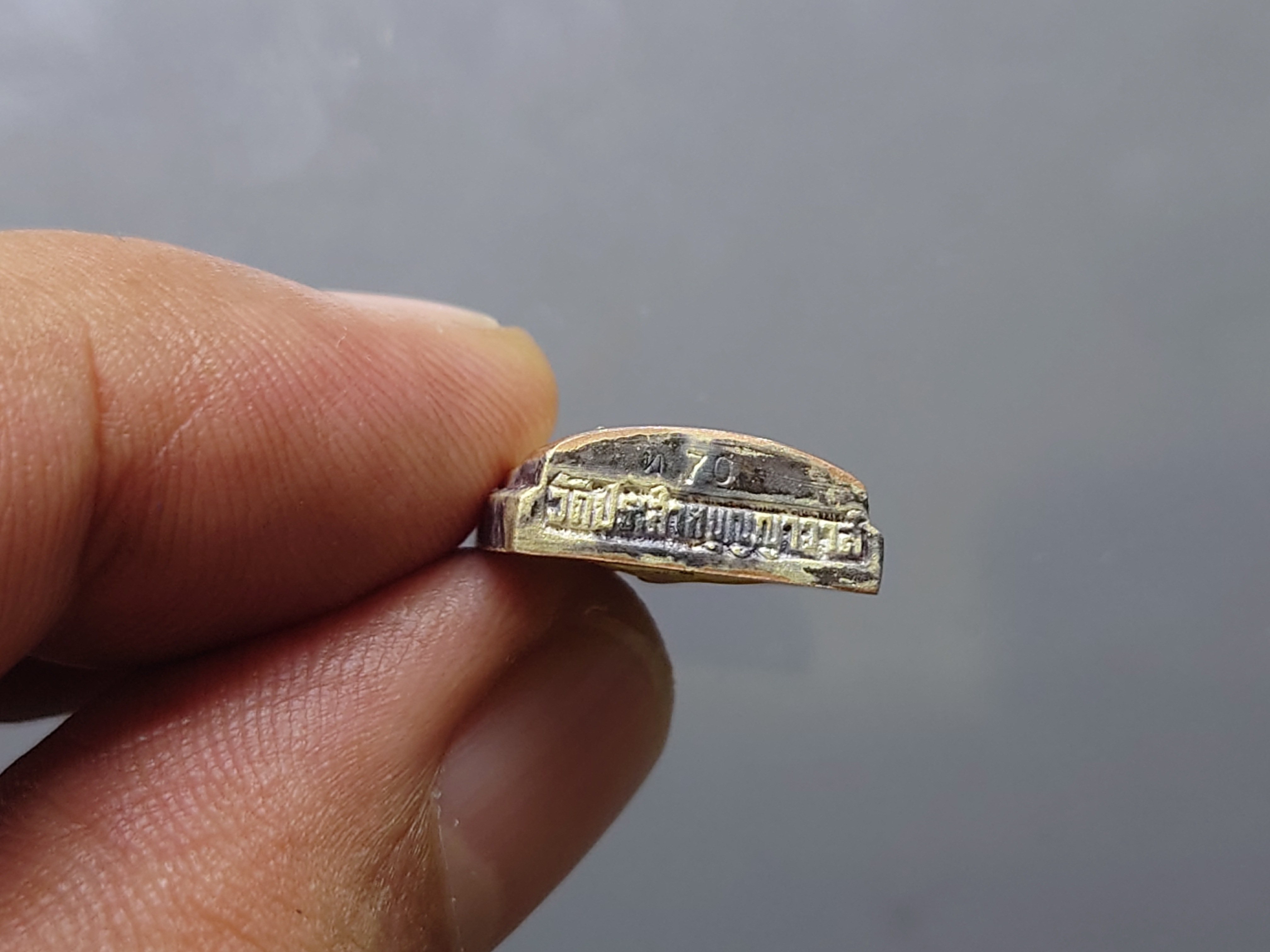 เหรียญหลวงปู่ทวด เนื้อเงิน 3 K รุ่นมงคลบารมี วัดประสาทบุญญาวาส พ.ศ.2545 พิมพ์พระรอด ขนาดสูง 2.2 ซม. พร้อมกล่องเดิม