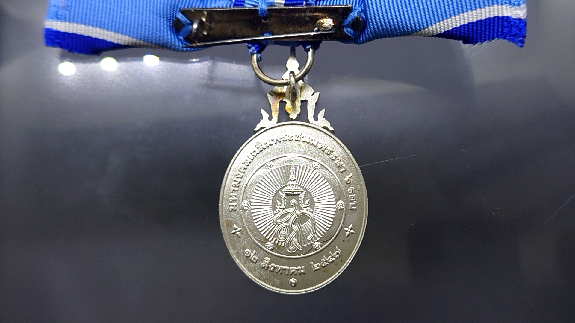 เหรียญที่ระลึกประดับแพรแถบ เนื้อเงิน เฉลิมพระชนมพรรษา 6 รอบ ราชินี (พระพันปีหลวง) ปี2547 แบบผู้หญิง