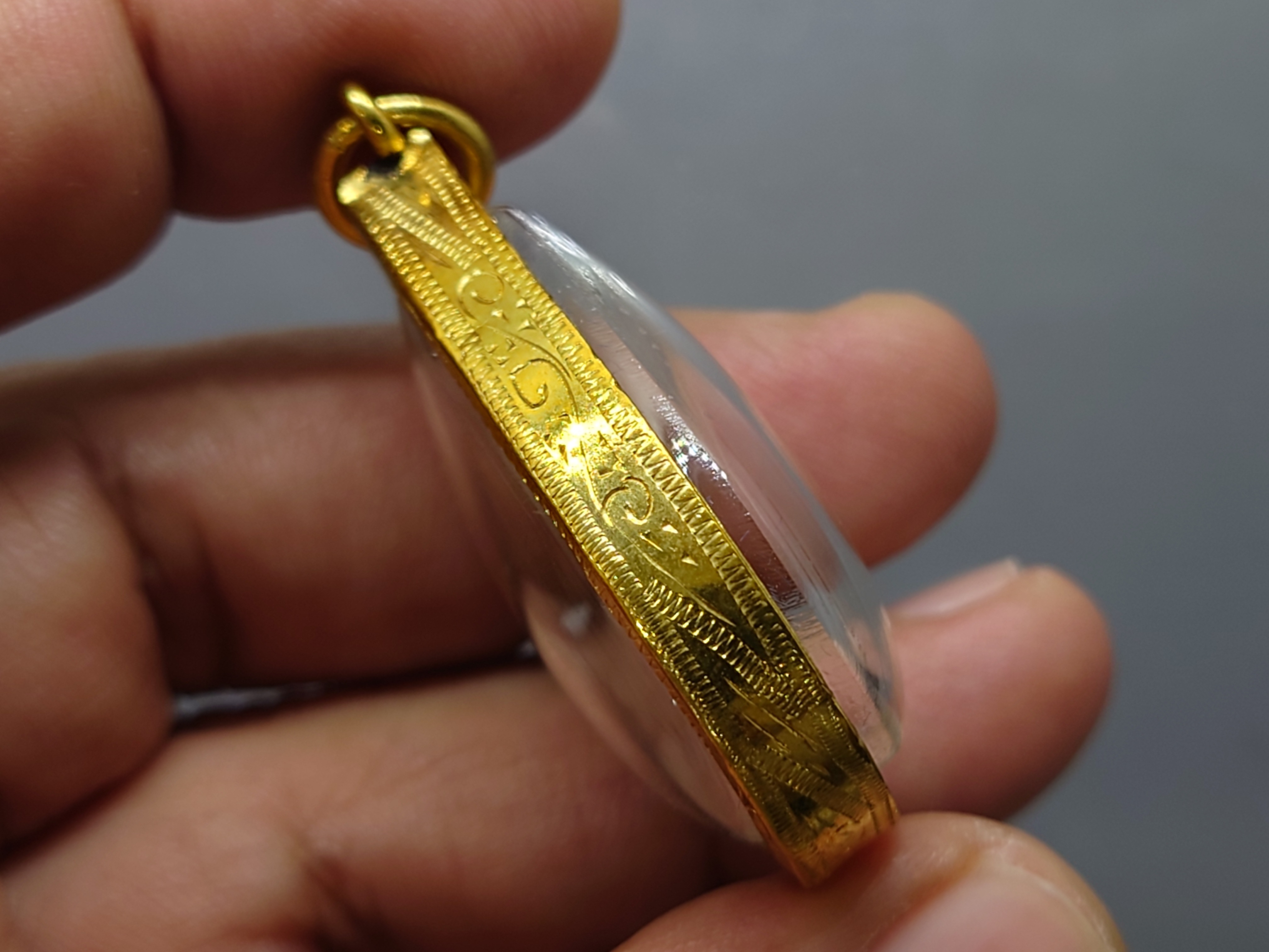 พระพุทธสิงหธรรมมงคล หลังพระปรมาภิไธย ภ.ป.ร. เนื้อนวะ พุทธสมาคมแห่งประเทศไทย ในพระบรมราชูปถัมภ์ พ.ศ.2547 เลี่ยมกรอบทองนพเก้า พร้อมตลับเดิม