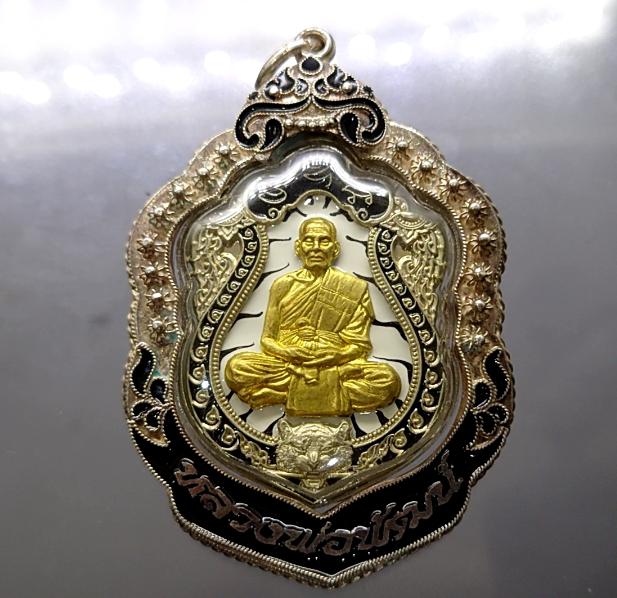 เหรียญเสมาเสือคาบดาบ (รุ่น 1) แจกยกลัง ตอกพิเศษ ตอกหัวเสือ เนื้อชนวนหน้ากากทองทิพย์ ขอบอัลปาก้าลงยาเสือดำ หน้า-หลัง เลขโค๊ท 71 หลวงพ่อพัฒน์ วัดห้วยด้วน จ.นครสวรรค์ พ.ศ.2563