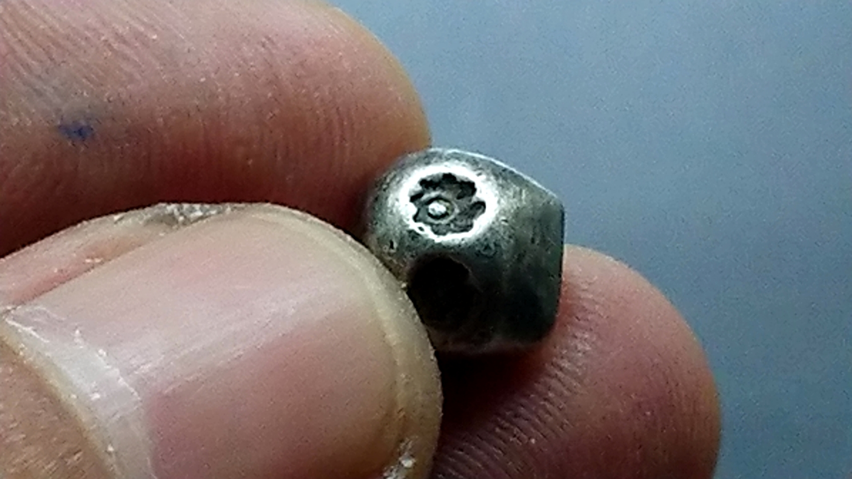 พดด้วง ขนาดสลึง ตราพระแสงจักร-หัวลูกศร พ.ศ.2391