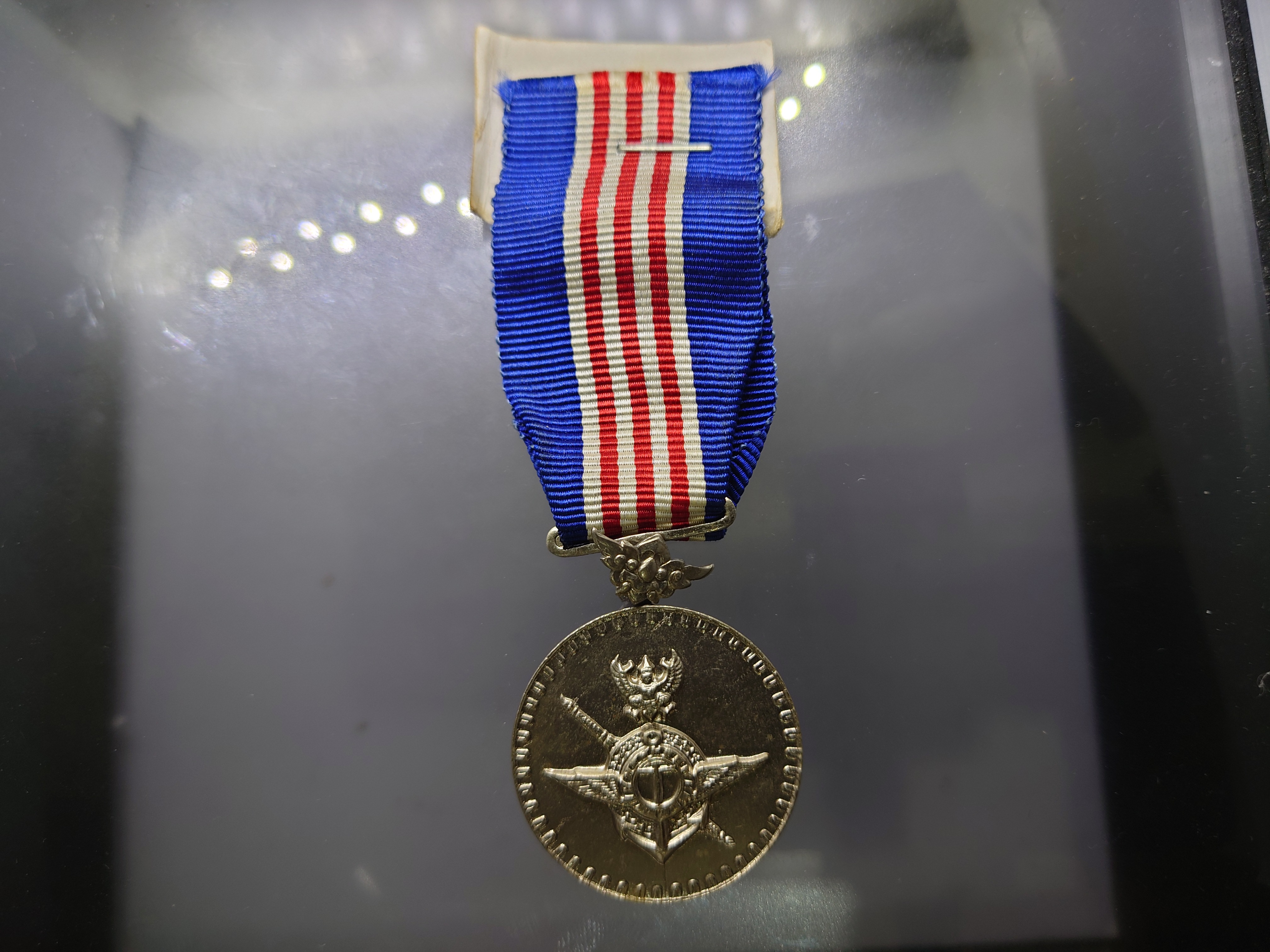 เหรียญประดับแพรแถบ สนองเสรีชน (ส.ส.ช.) แพรเดิมๆ สภาพสวย พร้อมกล่อง สภาพไม่ผ่านใช้