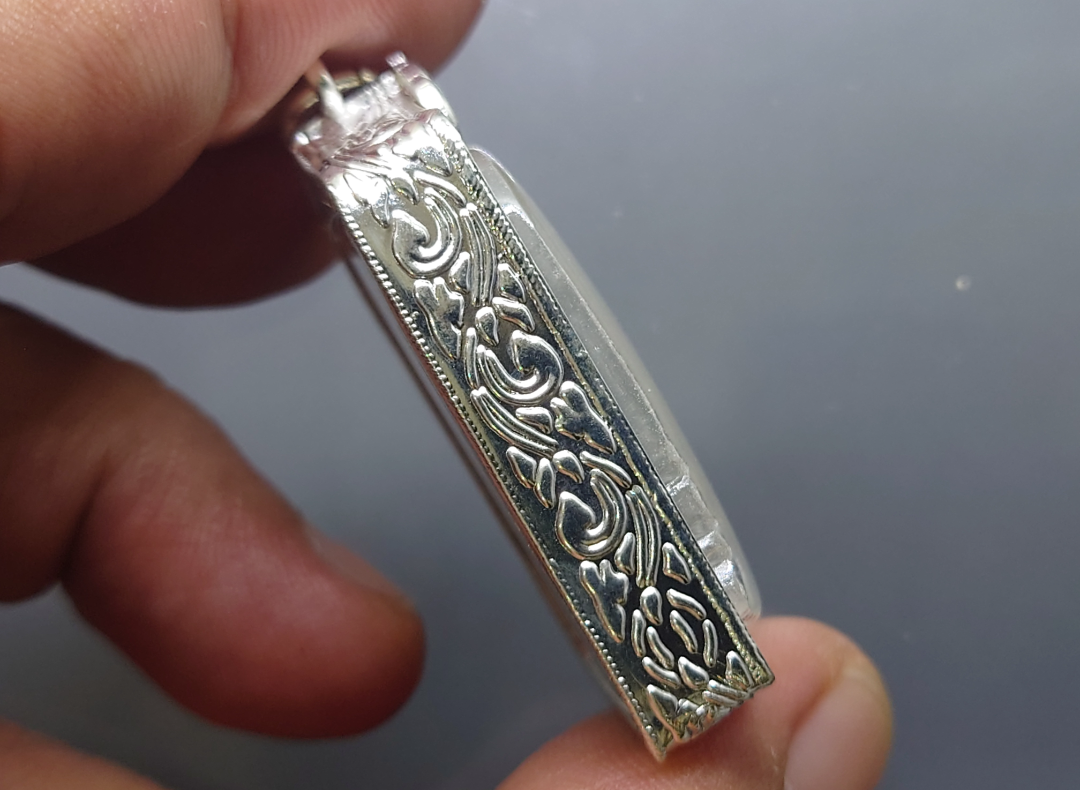 พระสมเด็จบางขุนพรหม ย้อนยุค พิมพ์ฐานแซม (แช่น้ำมนต์) วัดบางขุนพรหม ปี2547 เลี่ยมกรอบไมครอนพร้อมใช้