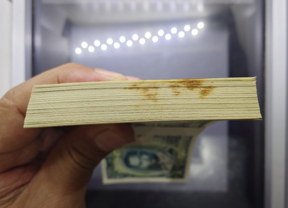 ธนบัตร 1 บาท (ยกแหนบ เรียงเลข 100 ใบ) แบบ 9 รุ่น 6 ไม่ผ่านใช้ เก่าเก็บ เหลืองขอบนิด