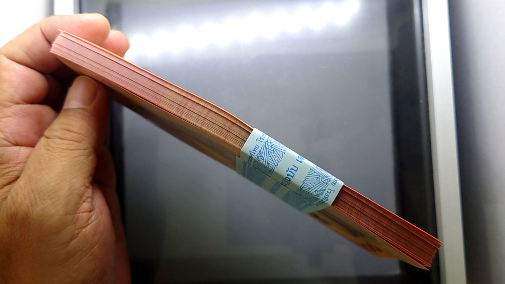 ธนบัตร 100 บาท (ยกแหนบ 100 ใบ ไม่เรียงเลข) ที่ระลึกเฉลิมพระเกียรติพระชนมพรรษา 6 รอบ รัชกาลที่10 พ.ศ.2567 ไม่ผ่านใช้