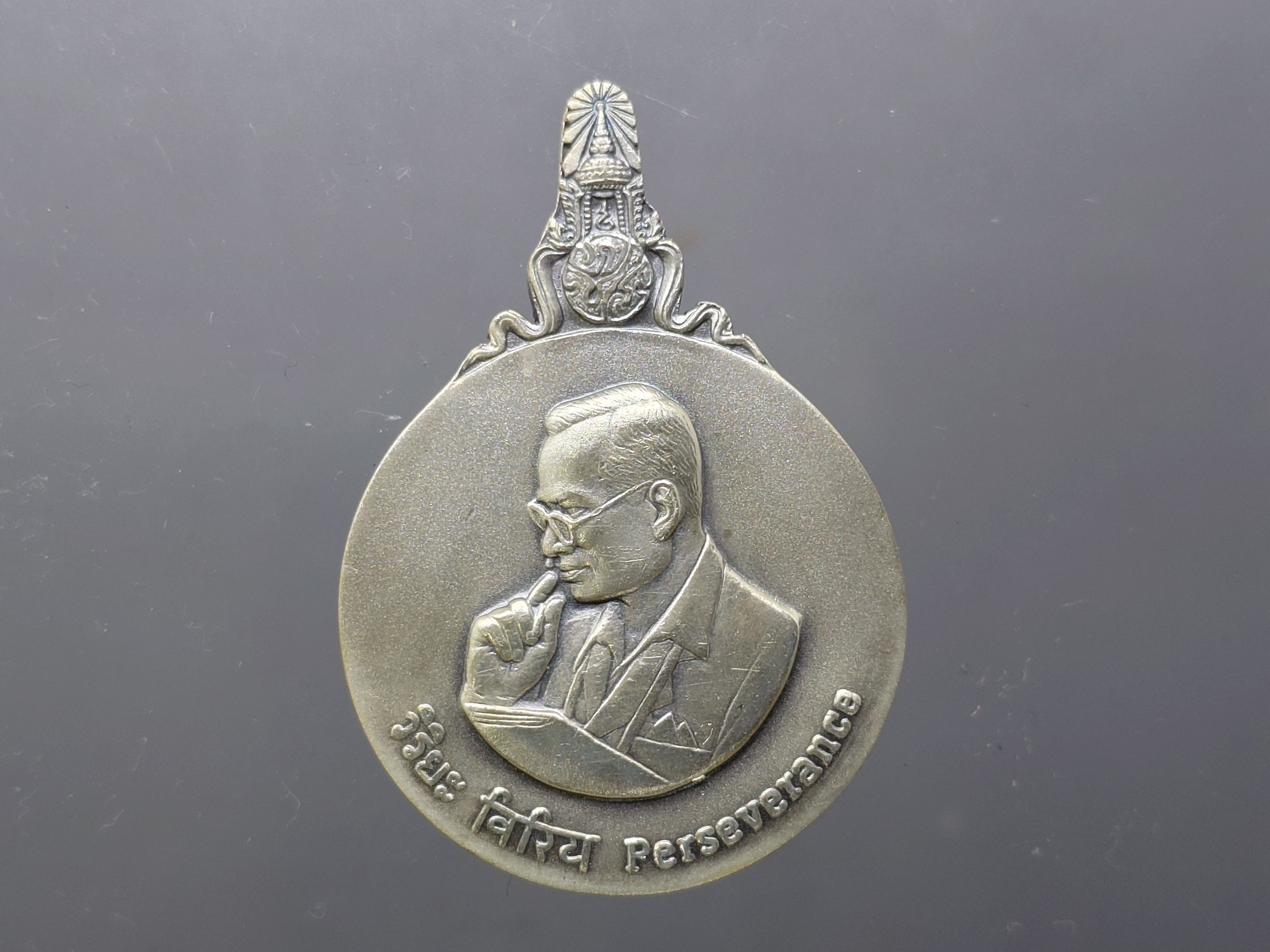 เหรียญมหาชนก ร.9 พิมพ์ใหญ่ ชุดทองคำ บล็อก ป ขาด นิยม (เนื้อทองคำ 99% เนื้อนาค เนื้อเงิน) พ.ศ.2539 พร้อมหนังสือ อุปกรณ์ครบ สภาพสวย แท้ ดูง่าย