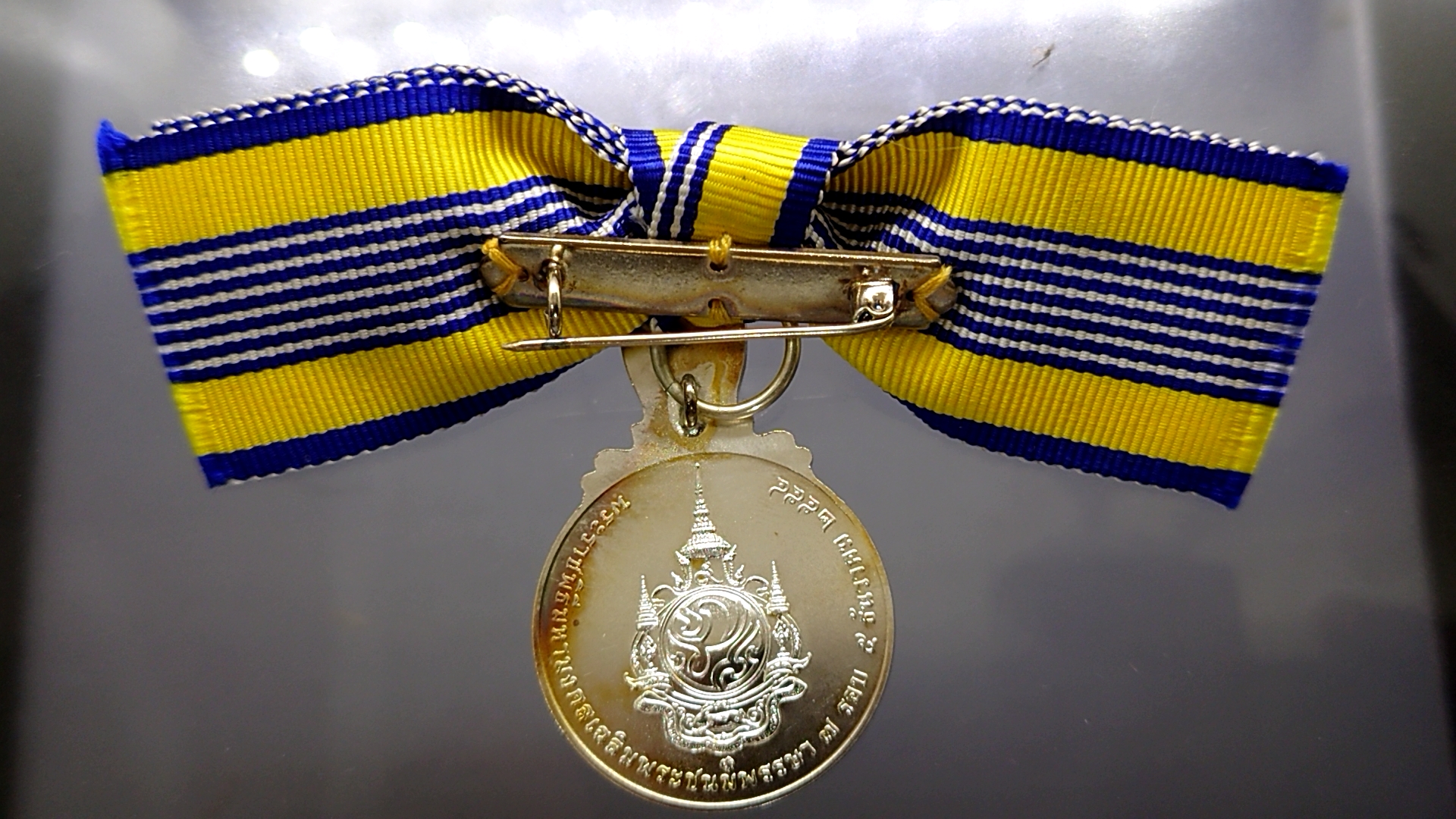 เหรียญที่ระลึกประดับแพรแถบ พระราชพิธีมหามงคลเฉลิมพระชนมพรรษา 7 รอบ ร9 รัชกาลที่9 เนื้อเงิน พ.ศ.2554 แบบผู้หญิง