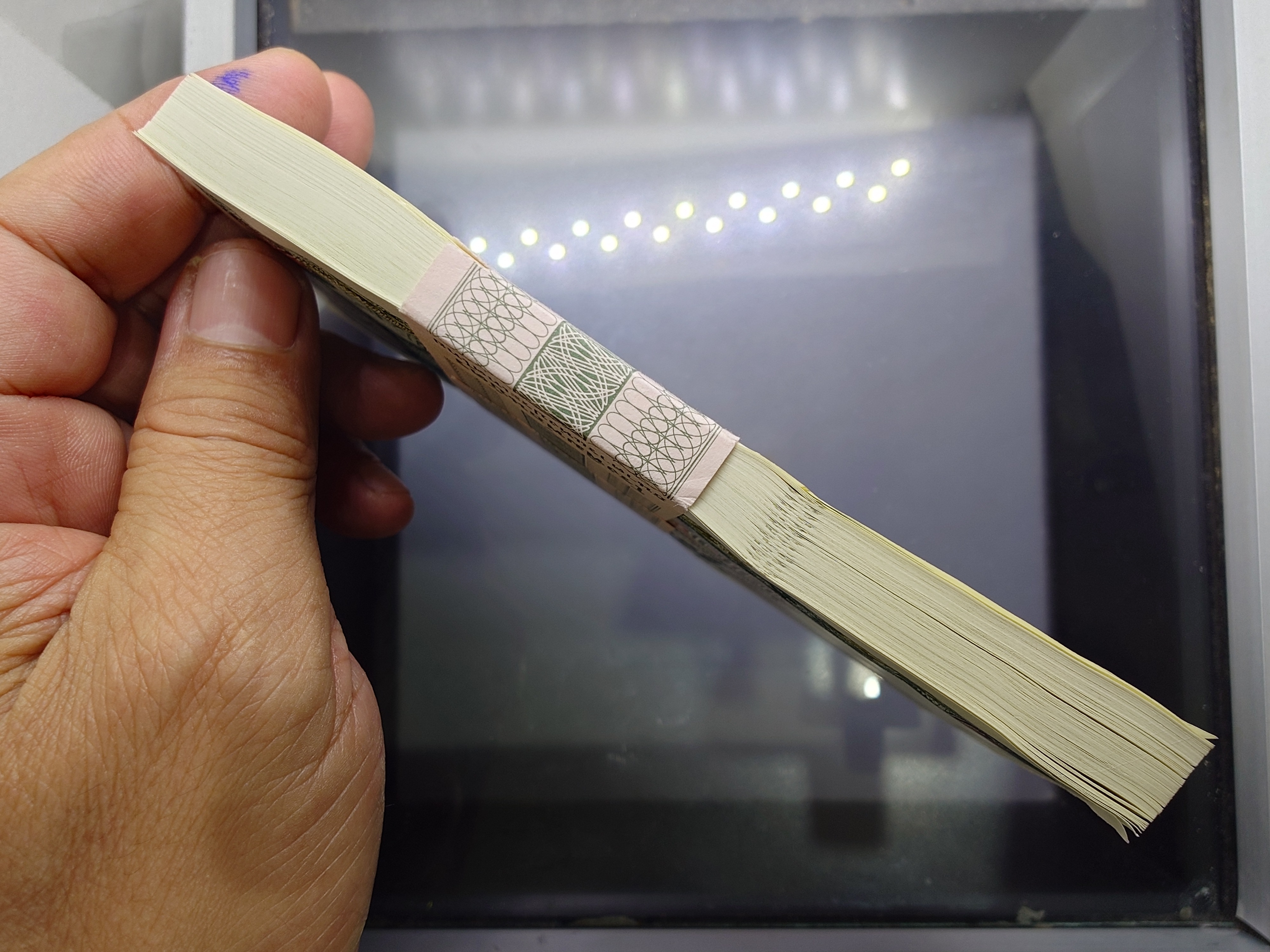 ธนบัตรยกแหนบ 20 บาท แบบ 12 สมัย ร9 รัชกาลที่ 9 หลัง พระเจ้าตากสิน (จำนวน 100 ใบ เลขเรียง) ไม่ผ่านใช้ สภาพสวย