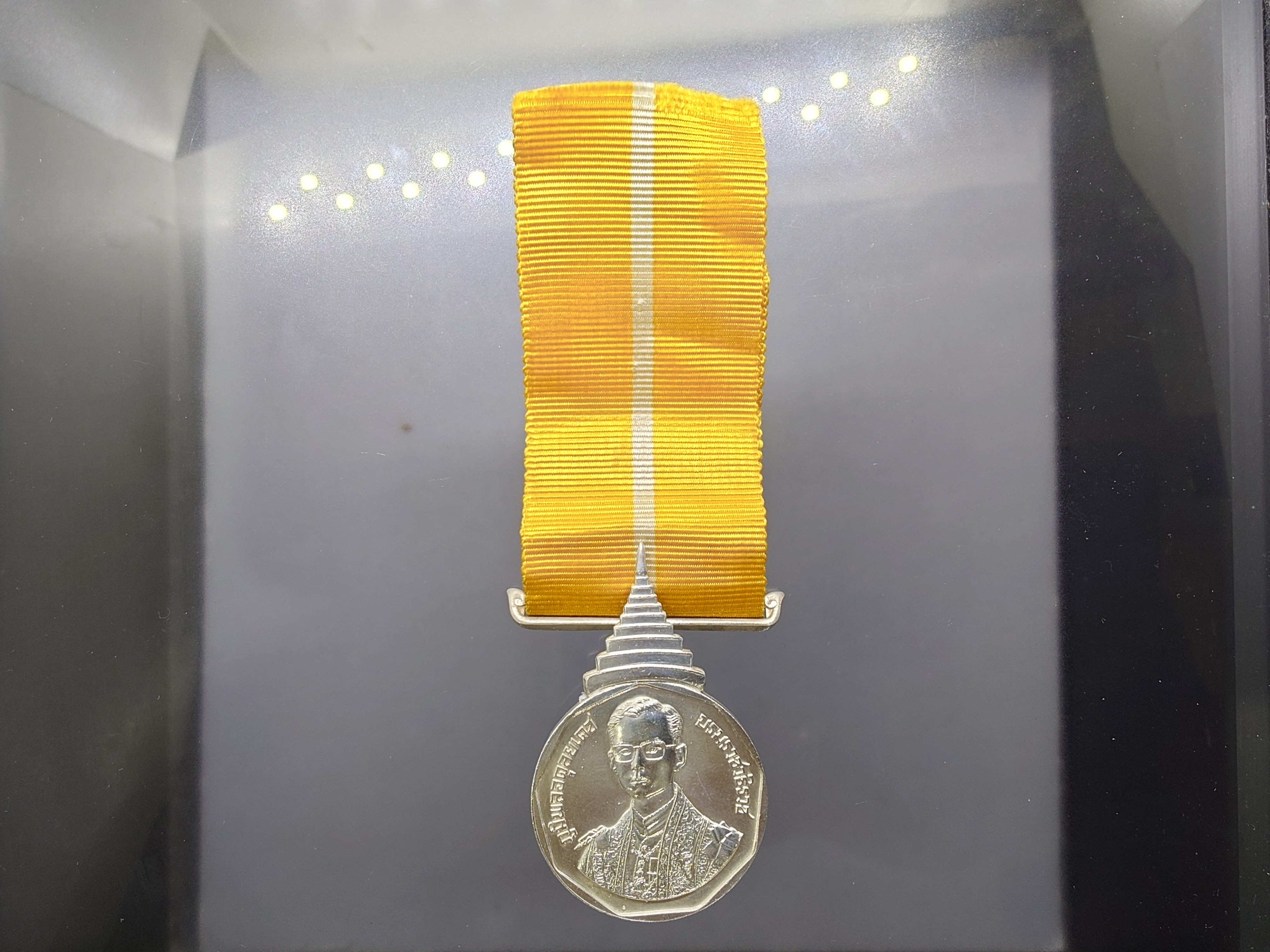 เหรียญที่ระลึกประดับแพรแถบ เนื้อเงิน รัชมังคลาภิเษก รักาลที่9 (ร.9) หายาก สร้างน้อย ปี2531 แบบผู้ชาย