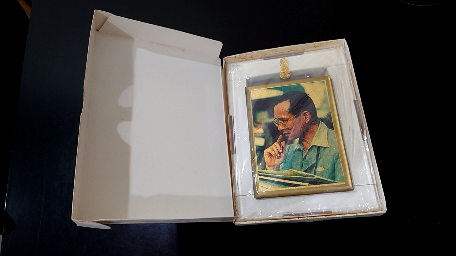 พระบรมฉายาลักษณ์ ทองคำแท้ ที่ระลึก กาญจนาภิเษก แผ่นทองคำ 97.66% ขนาด10*13 เซ็น ปี 2539 พร้อมแท่นวางและกล่องเดิม