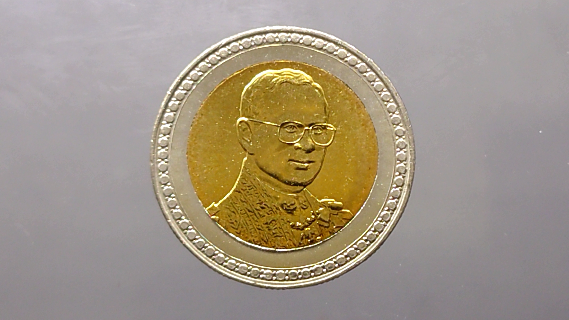 เหรียญ 10 บาท สองสี ที่ระลึก วาระ ครองราชย์ครบ 60 ปี รัขกาลที่9 ร.9 สภาพไม่ผ่านใช้