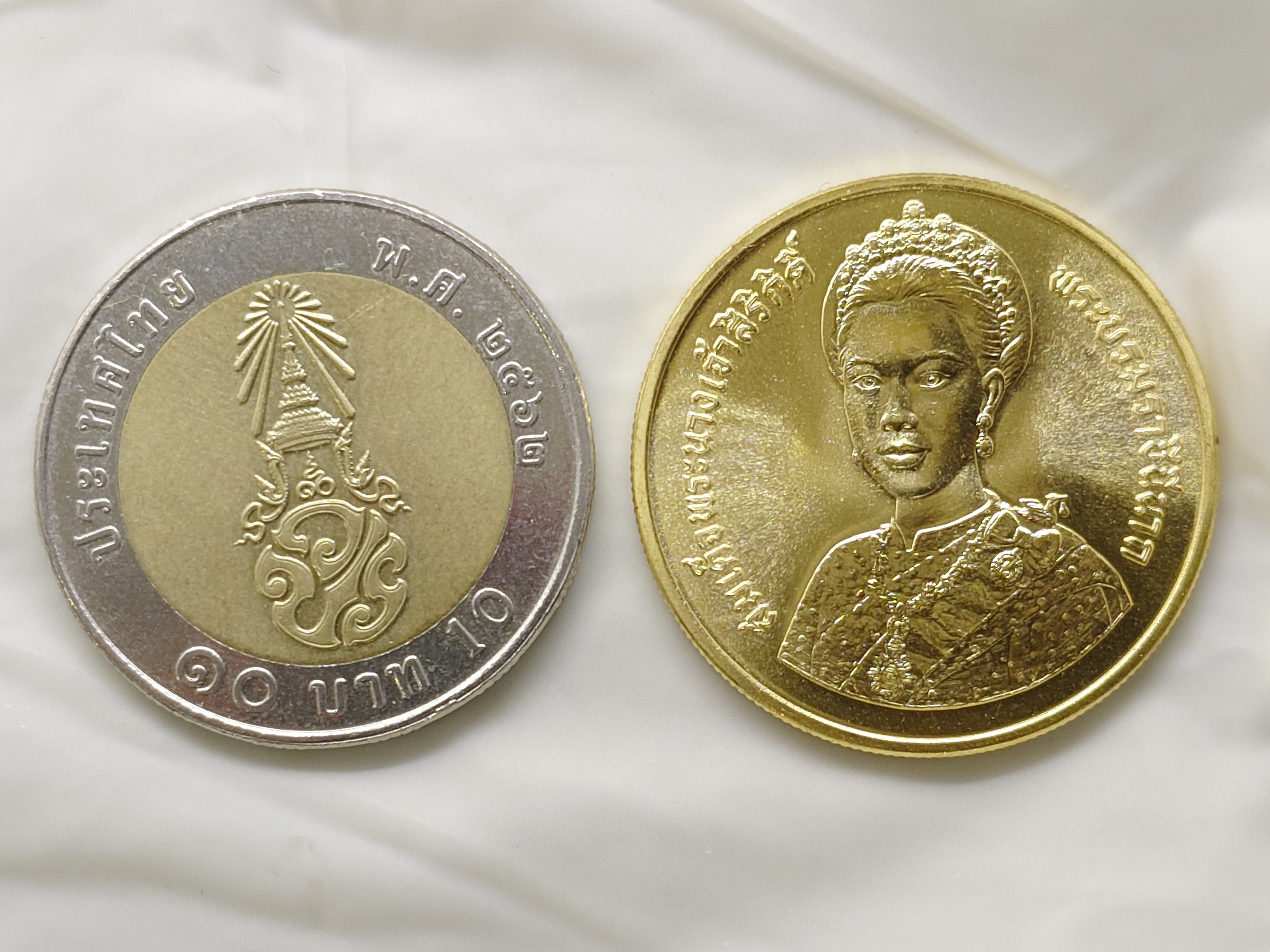 เหรียญทองคำ 6000 บาท (หนัก 15 กรัม) ที่ระลึกมหามงคลเฉลิมพระชนมพรรษาราชินี (พระพันปีหลวง) 5 รอบ ปี2535