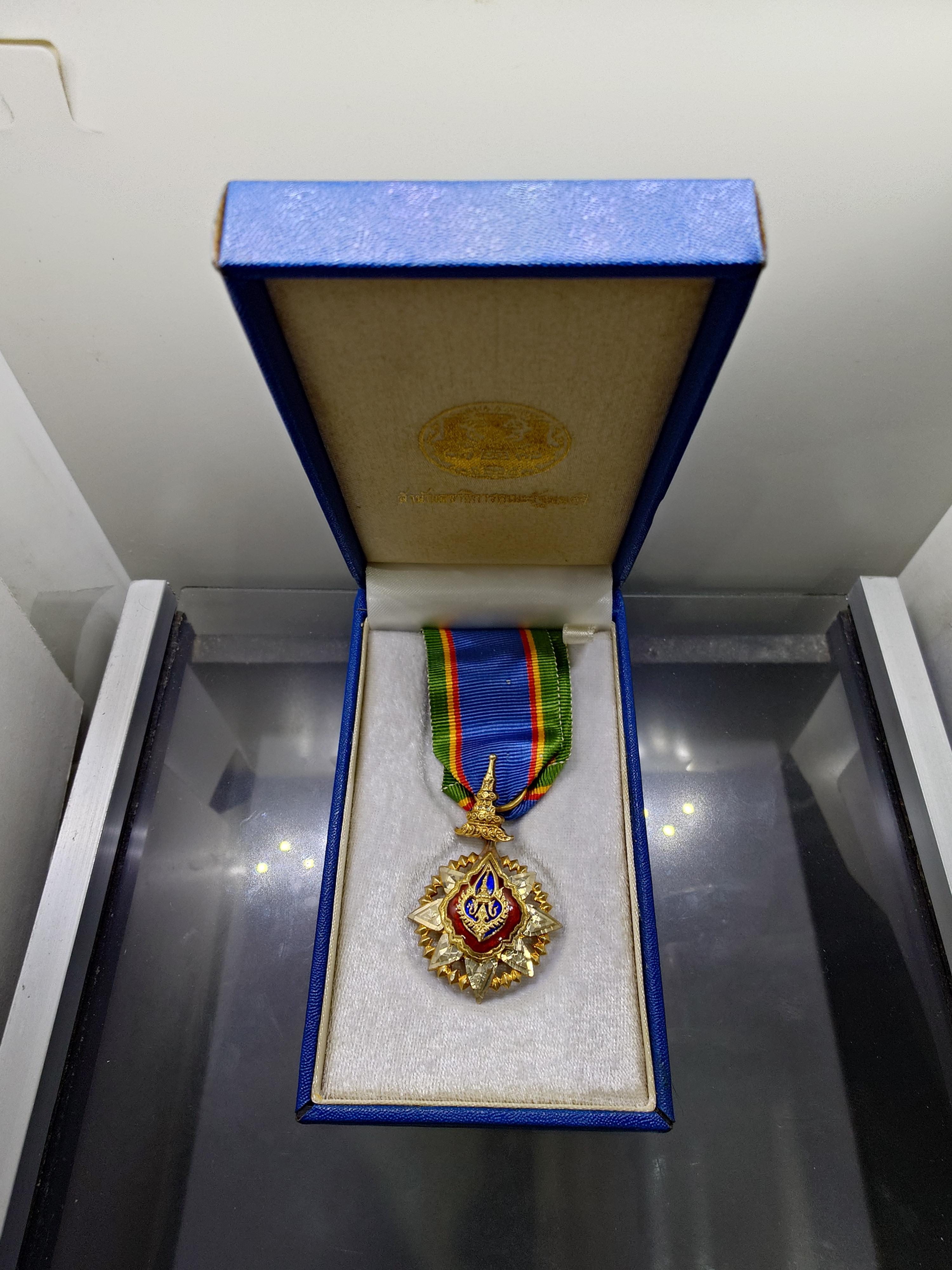 เหรียญประดับแพรแถบ เครื่องราชอิสริยาภรณ์ มงกุฏไทย เนื้อเงินลงยา พร้อมกล่องเดิม