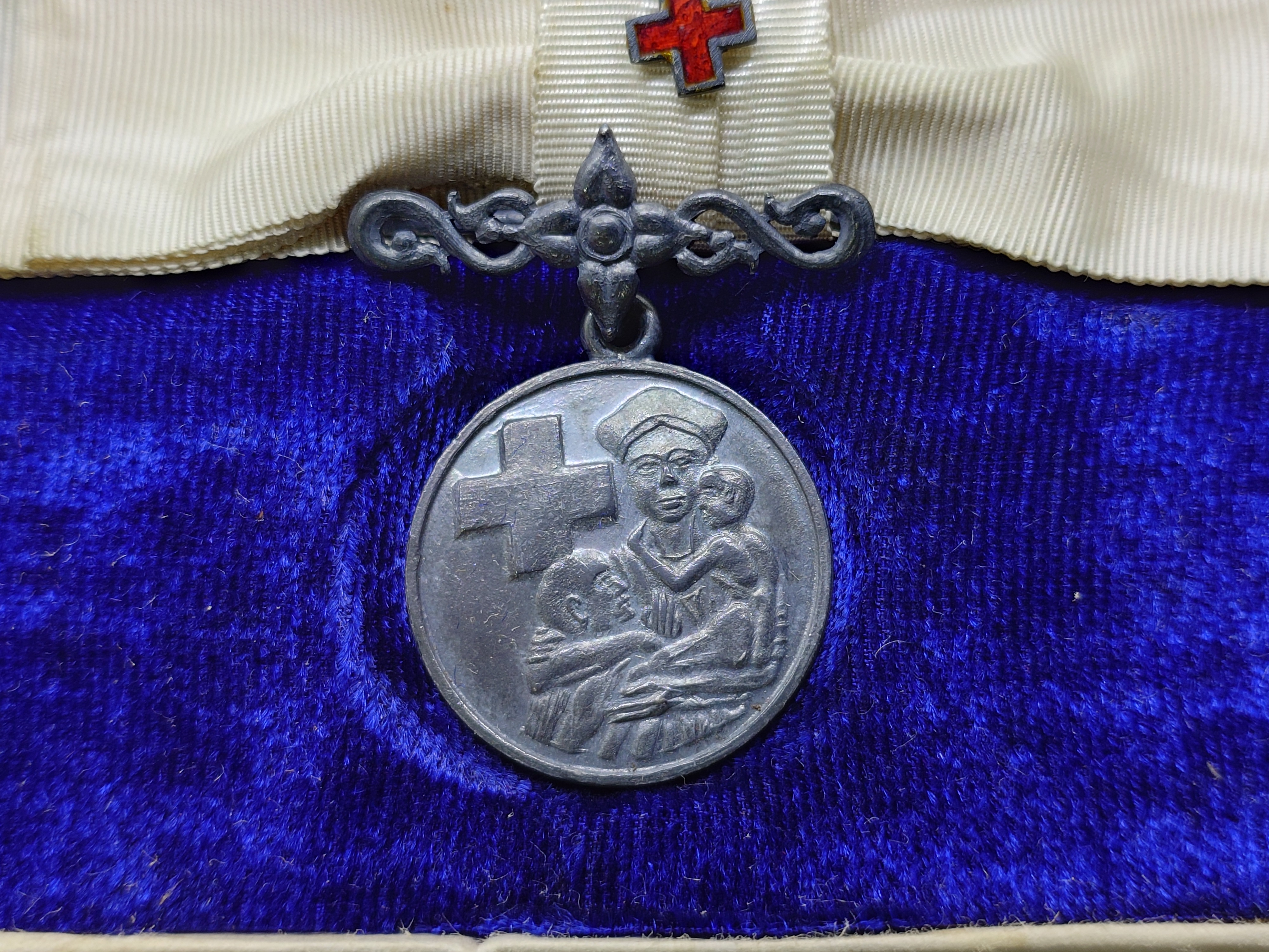 เหรียญกาชาดสมนาคุณ ประดับแพรแถบ ชั้นที่3 เนื้อเงินรมดำ แบบหญิง พร้อมกล่องเดิม