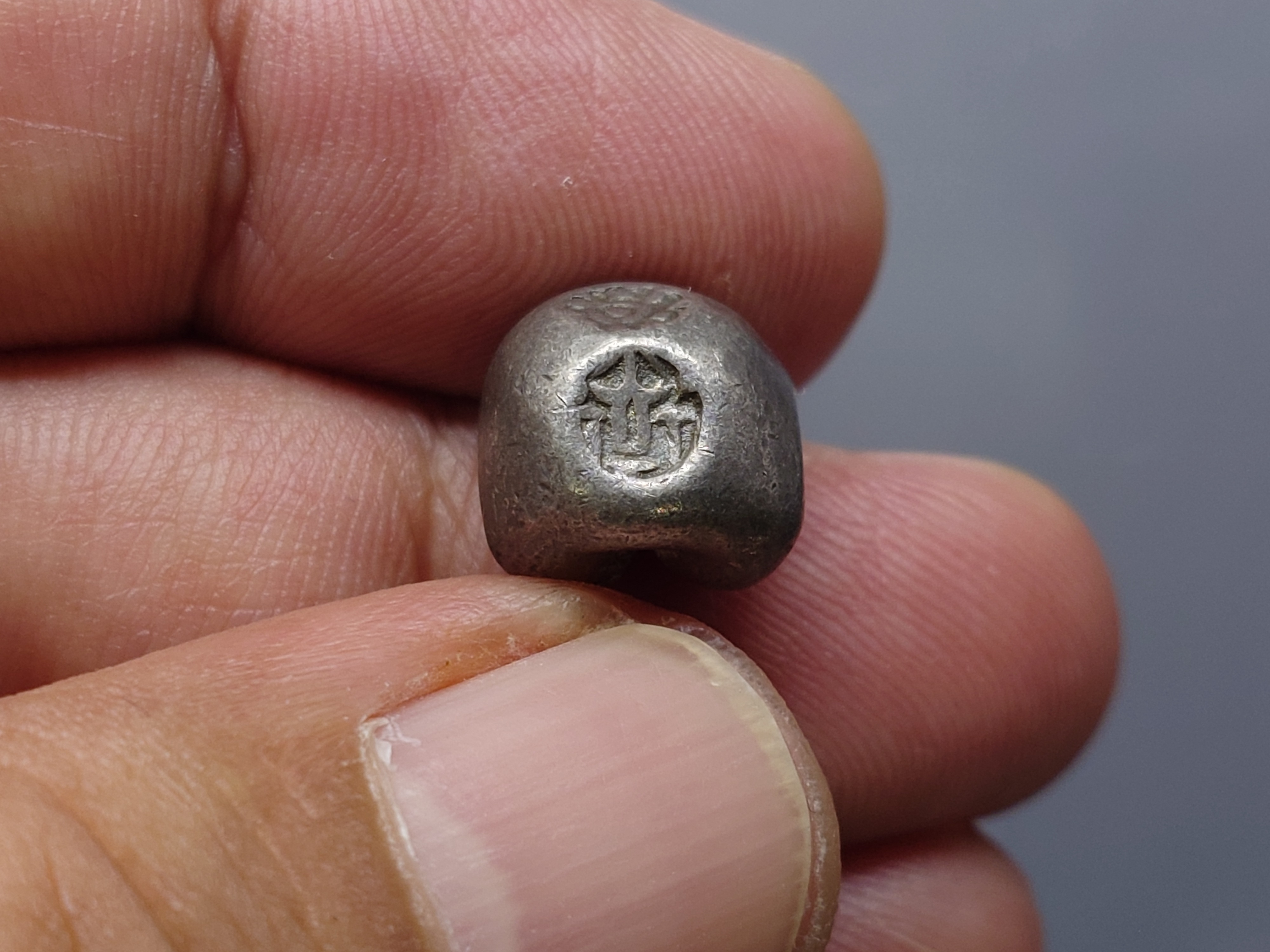 พดด้วง ขนาด 2 สลึง ตราพระแสงจักร - ปราสาท สมัยรัชกาลที่ 3 ปี2367 ขนาดหายาก สภาพสวย