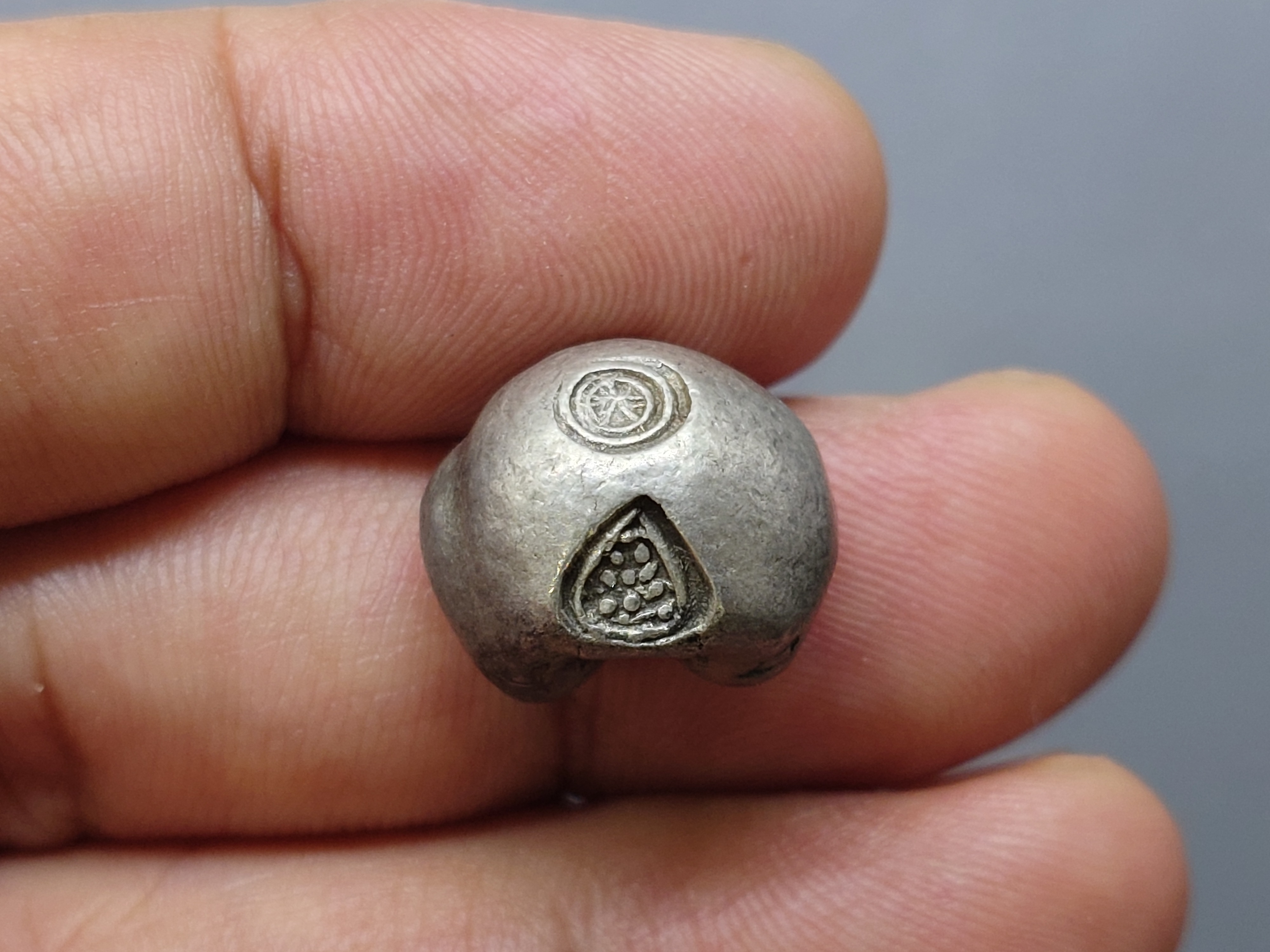 พดด้วง ขนาด 1 บาท อยุธยา ตราราชวัตร 9 จุด สภาพสวย