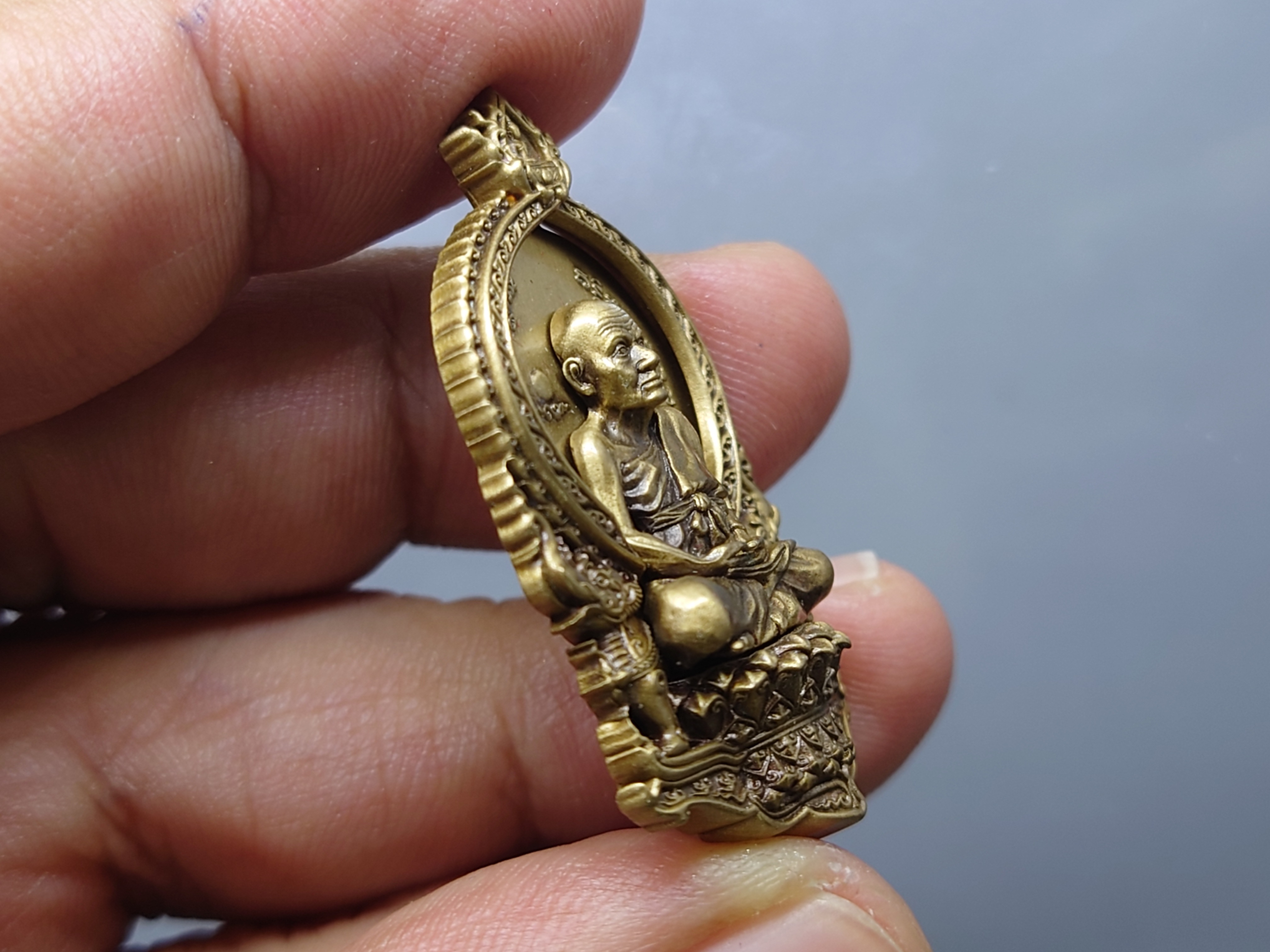 หลวงพ่อทวดนั่งพาน รุ่น1 พิมพ์เสมา ทองระฆัง โคท 2101 พุทธอุทยานมหาราช วัดวชิรธรรมาราม อยุธยา ปี2556 กล่องเดิม