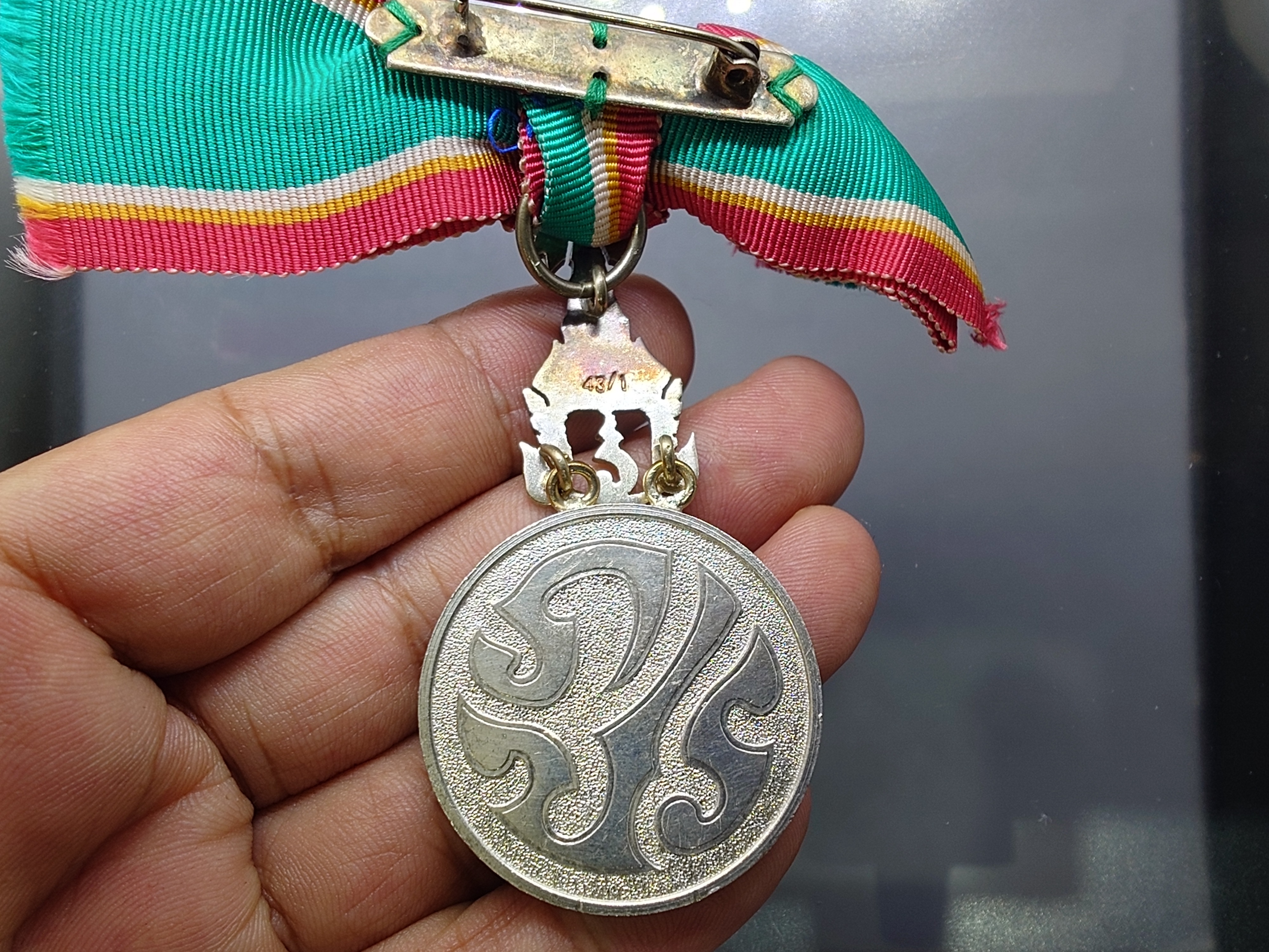 เหรียญเงินประดับแพรแถบ แบบหญิง เครื่องราชอิสริยาภรณ์อันเป็นที่สรรเสริญยิ่งดิเรกคุณาภรณ์ (The Most Admirable Order of the Direkgunabhorn) พร้อมกล่องเดิม