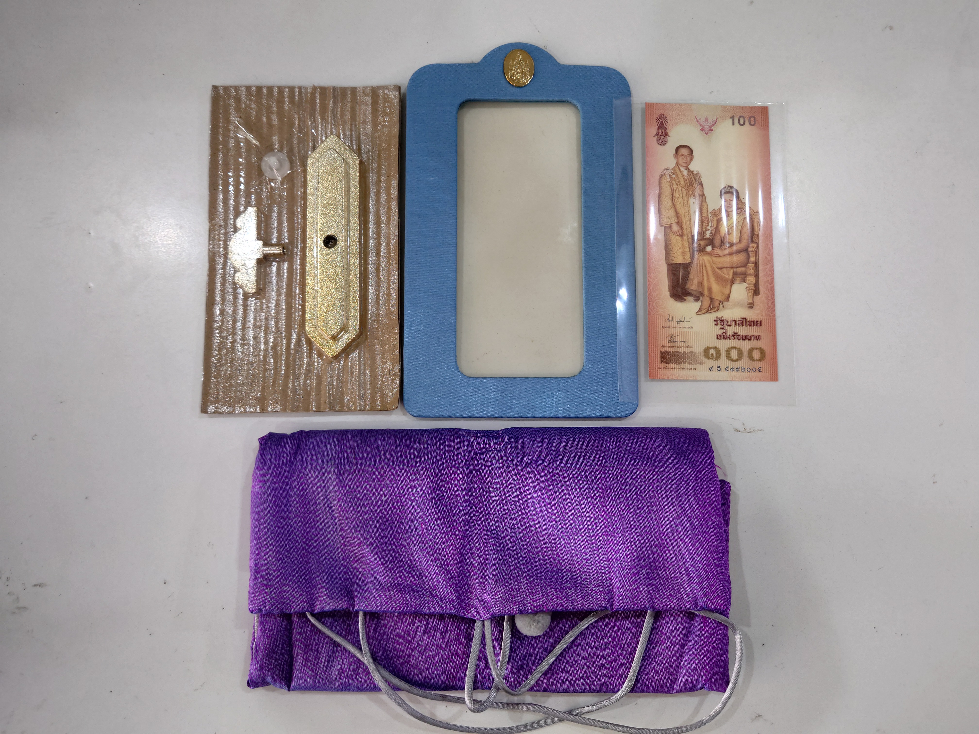 ธนบัตรที่ระลึก 100 บาท 72 พรรษา พระราชินี ใน รัชกาลที่9 พร้อมชุดขาตั้งถุงผ้าไหม
