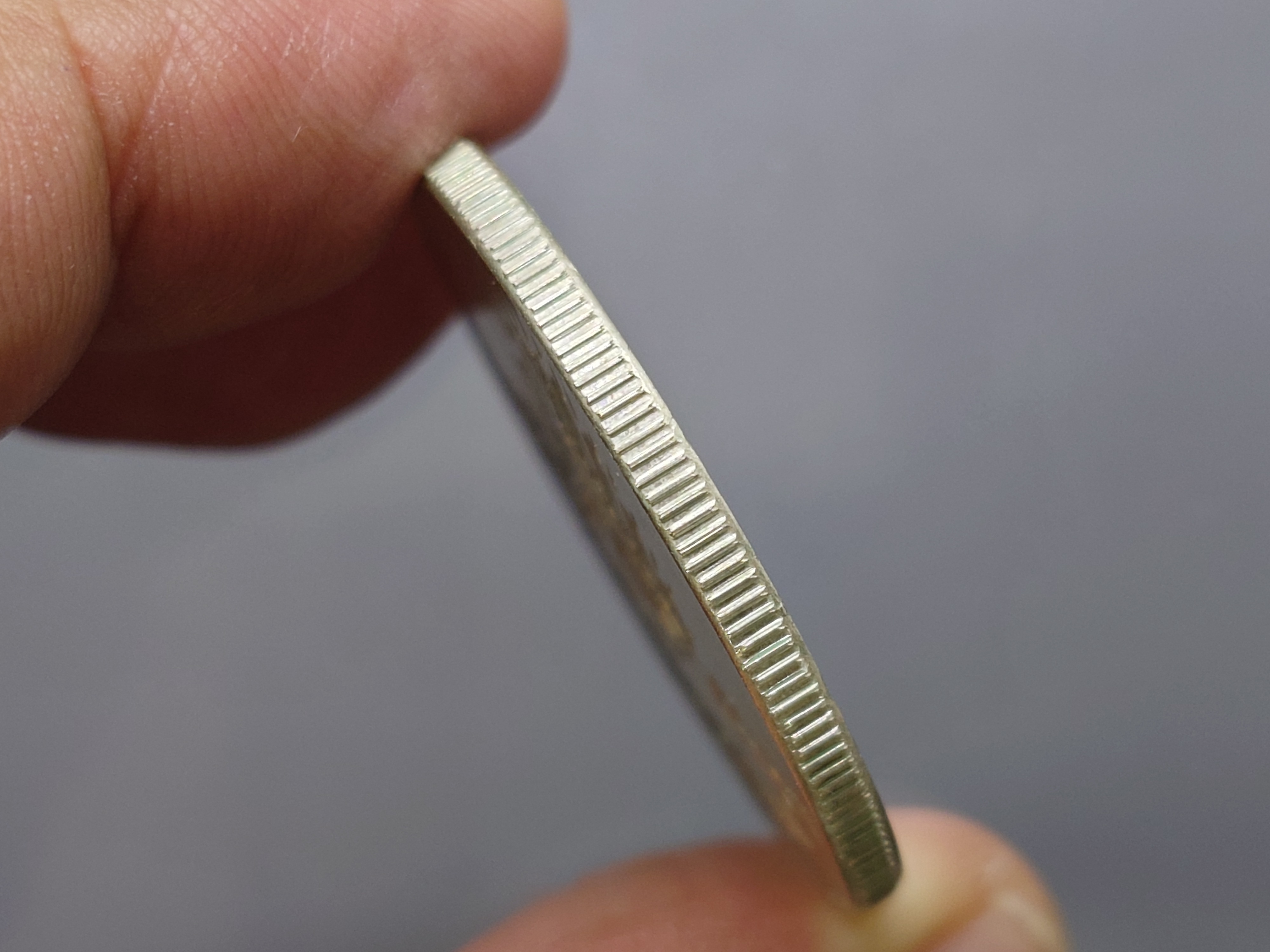 เหรียญ 150 บาท เนื้อเงิน ที่ระลึกพระราชพิธีอภิเษกสมรส สมเด็จพระบรมโอรสาธิราช พศ 2520 ไม่ผ่านใช้