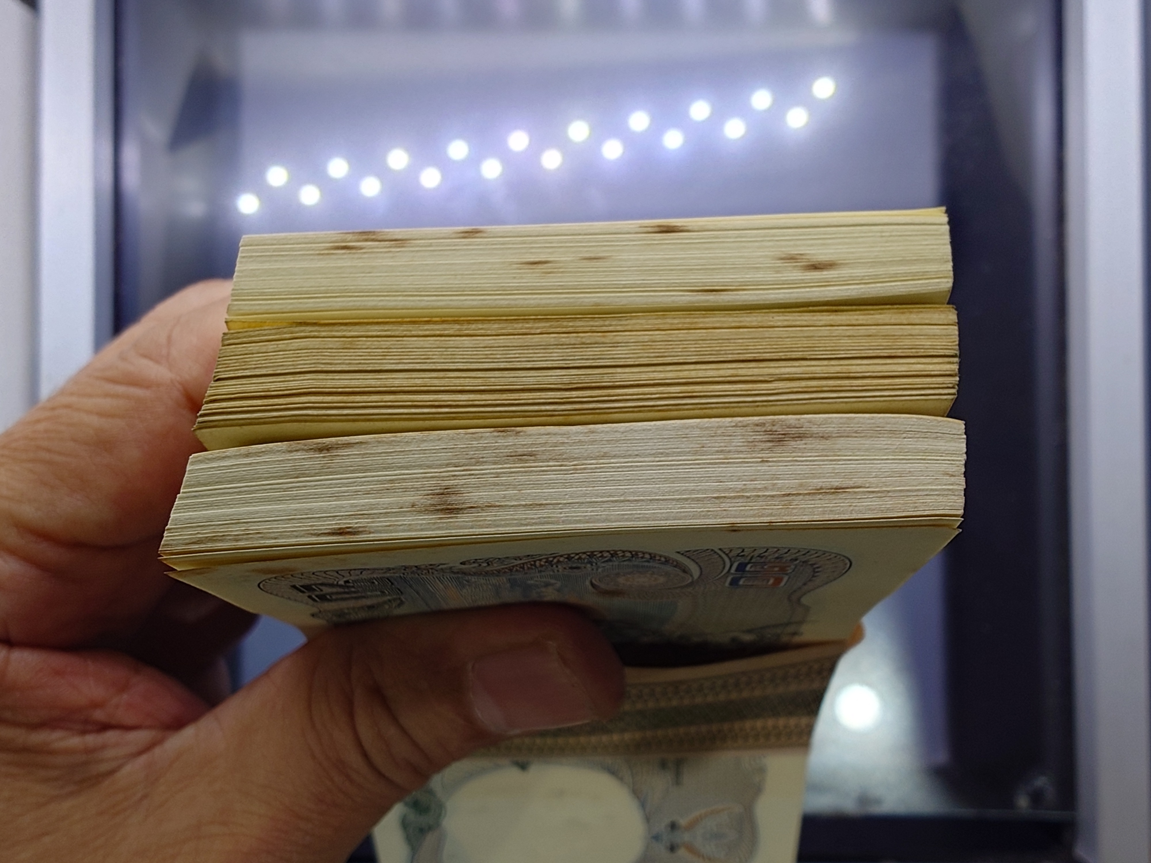 ธนบัตรยกแหนบ 20 บาท รัชกาลที่9 หลัง พระเจ้าตากสิน แบบ 12 (จำนวน 100 ใบ เลขเรียง) สภาพไม่ผ่านใช้ ติดเหลือง