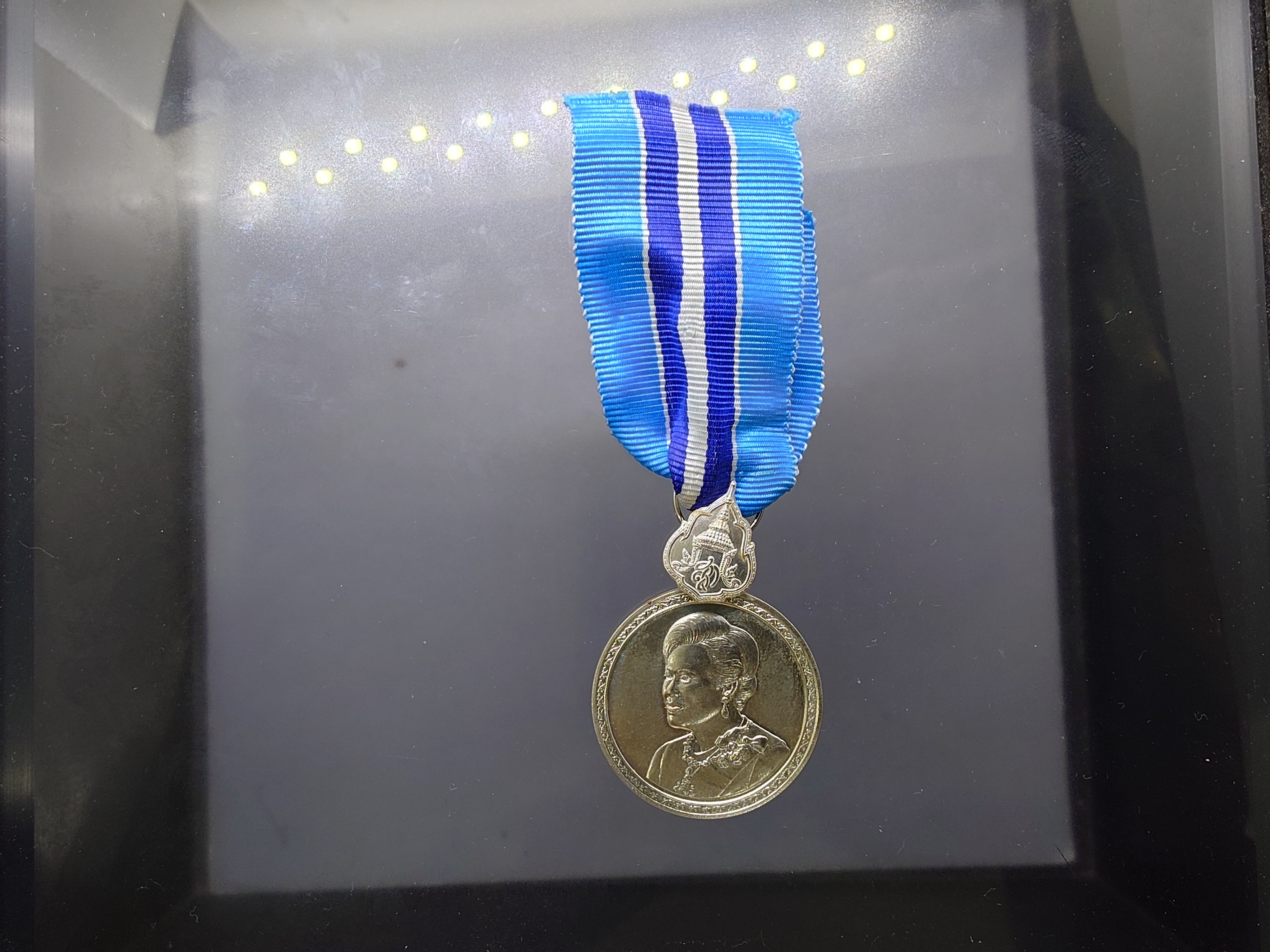 เหรียญที่ระลึกประดับแพรแถบ เฉลิมพระเกียรติสมเด็จพระนางเจ้าสิริกิติ์ ราชินี (พระพันปีหลวง) ครบ 7 รอบ ปี2559 แบบผู้ชาย