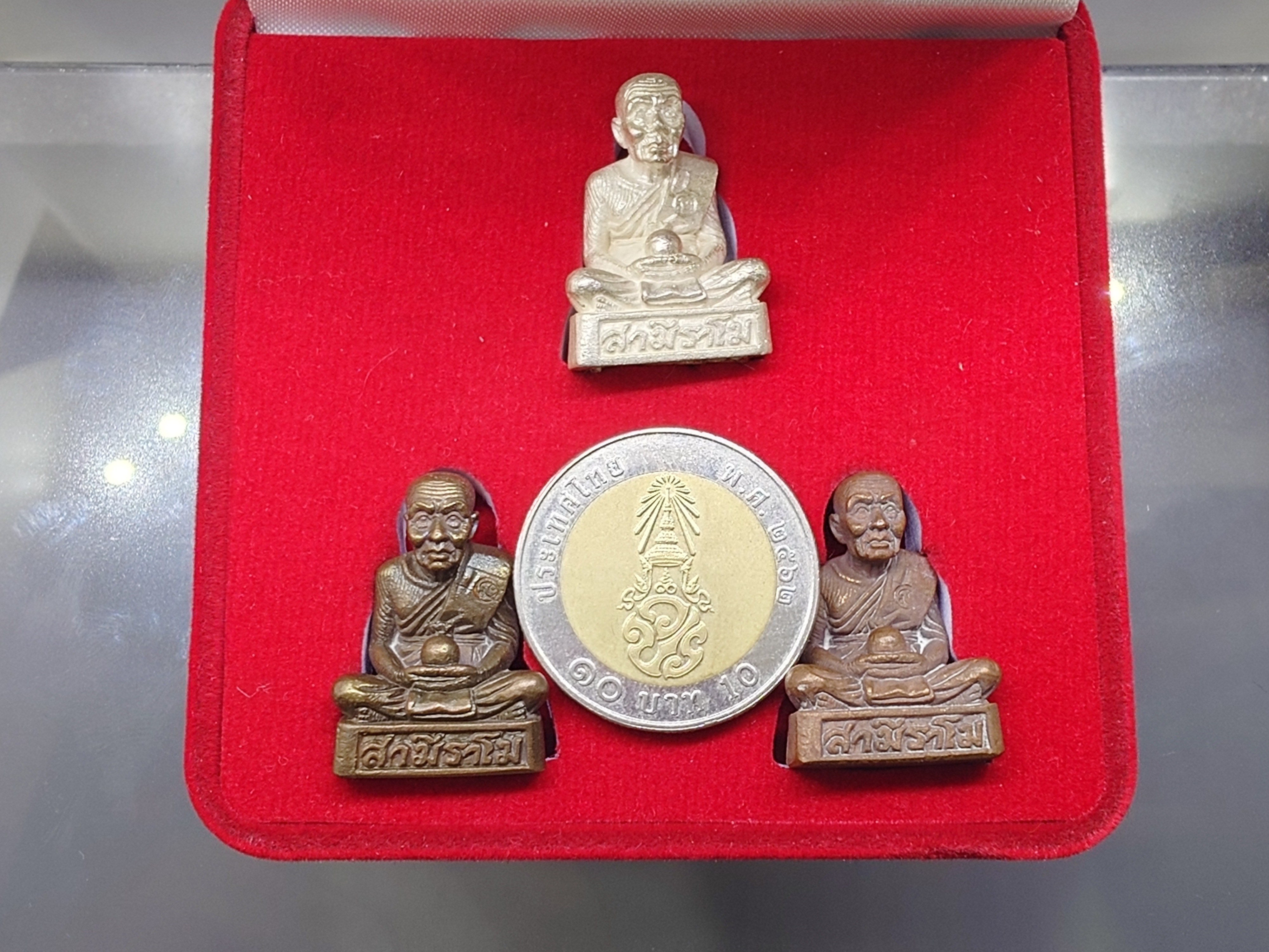 พระลอยองค์ หลวงปู่ทวด หลวงพ่อทวด เหยียบน้ำทะเลจืด รุ่นนำชัย ชุดกรรมการ (เนื้อเงิน นวะโลหะ ทองแดง) วัดช้างให้ จ.ปัตตานี ปี2556 พร้อมกล่องเดิม