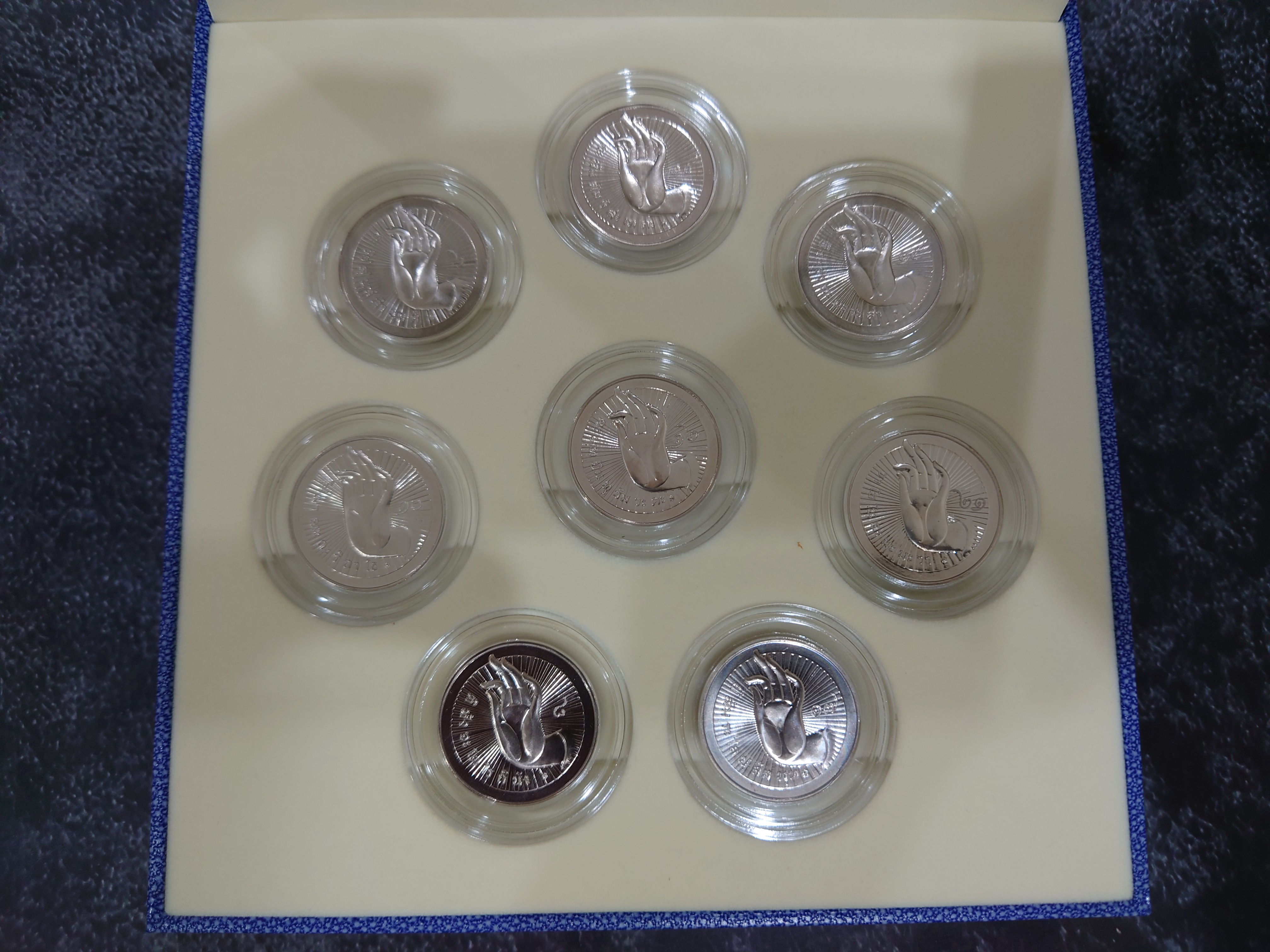 พระประจำวันเกิด 8 เหรียญ 8 วัน เนื้อคิวโปรนิเกิล พร้อมกล่องบรรจุเหรียญ ฝาใส กรมธนาร้กษ์ จัดสร้าง