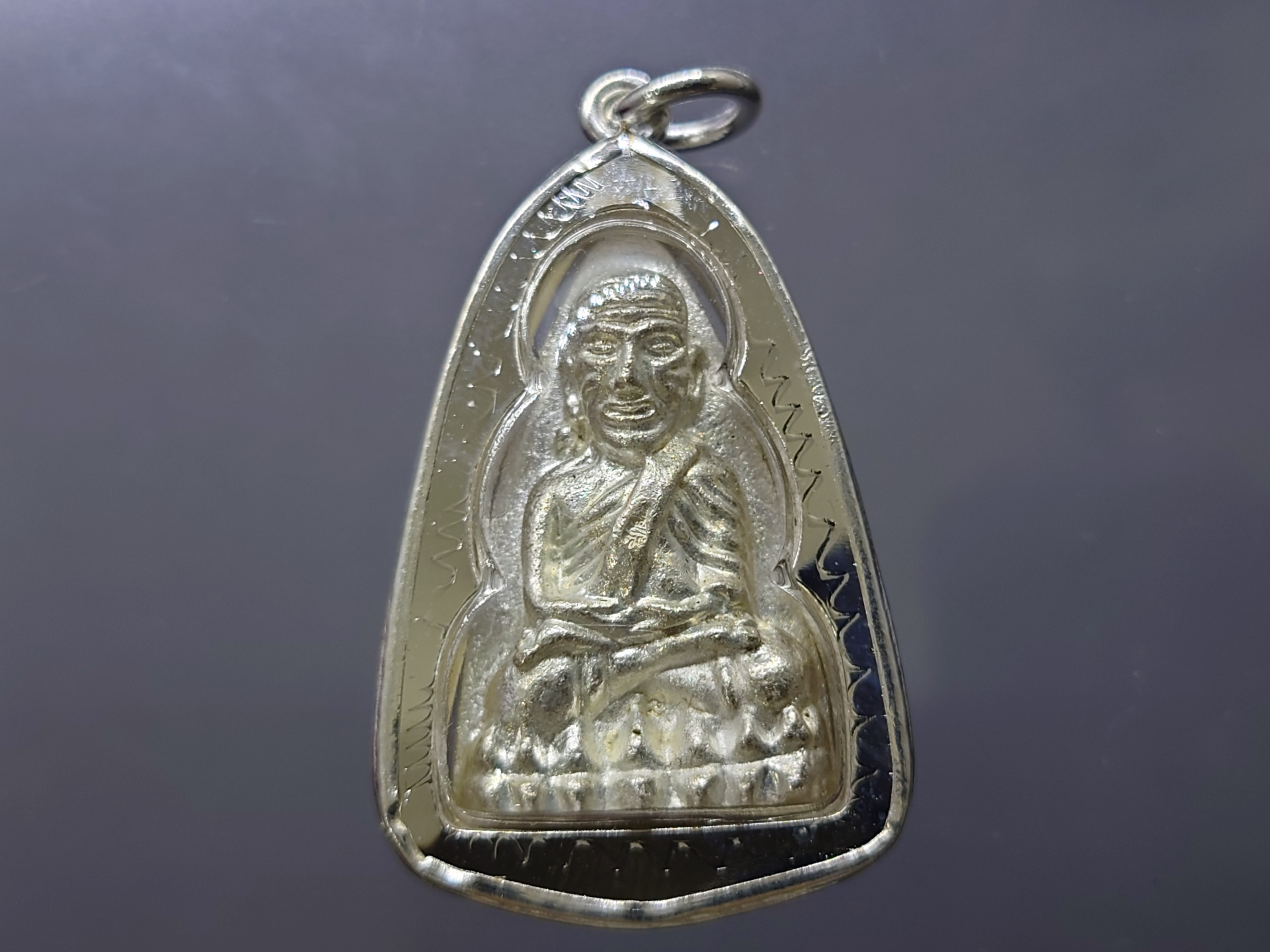 หลวงปู่ทวด วัดช้างให้ พิมพ์ 2 หน้า 87 พรรษา ญสส วัดบวรนิเวศวิหาร เนื้อพรายเงิน เลี่ยมกรอบไมครอนเงินพร้อมใช้ ปี2543 ตลับเดิม