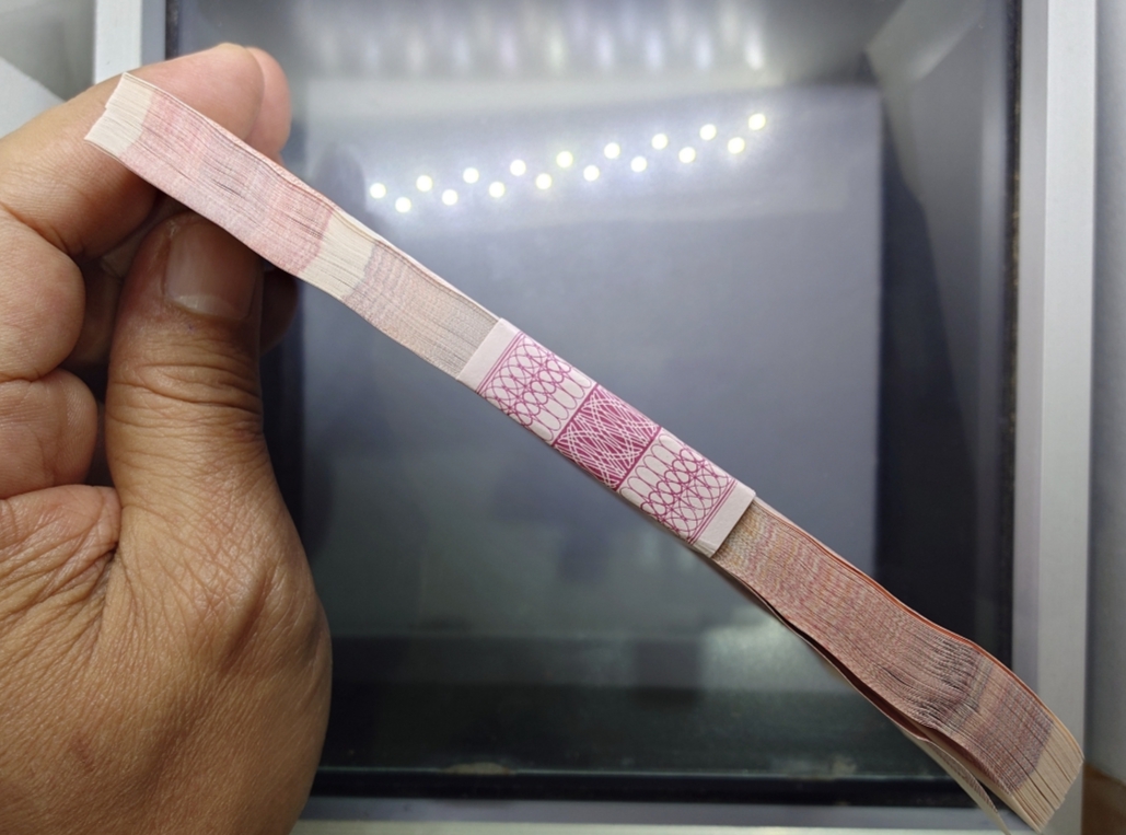 ธนบัตร 100 บาท แบบ 14 (ยกแหนบ 100 ใบ) เรียงเลข หลังโรงเรียนเลิก รัชกาลที่9 ปี ไม่ผ่านใช้ สภาพสวย