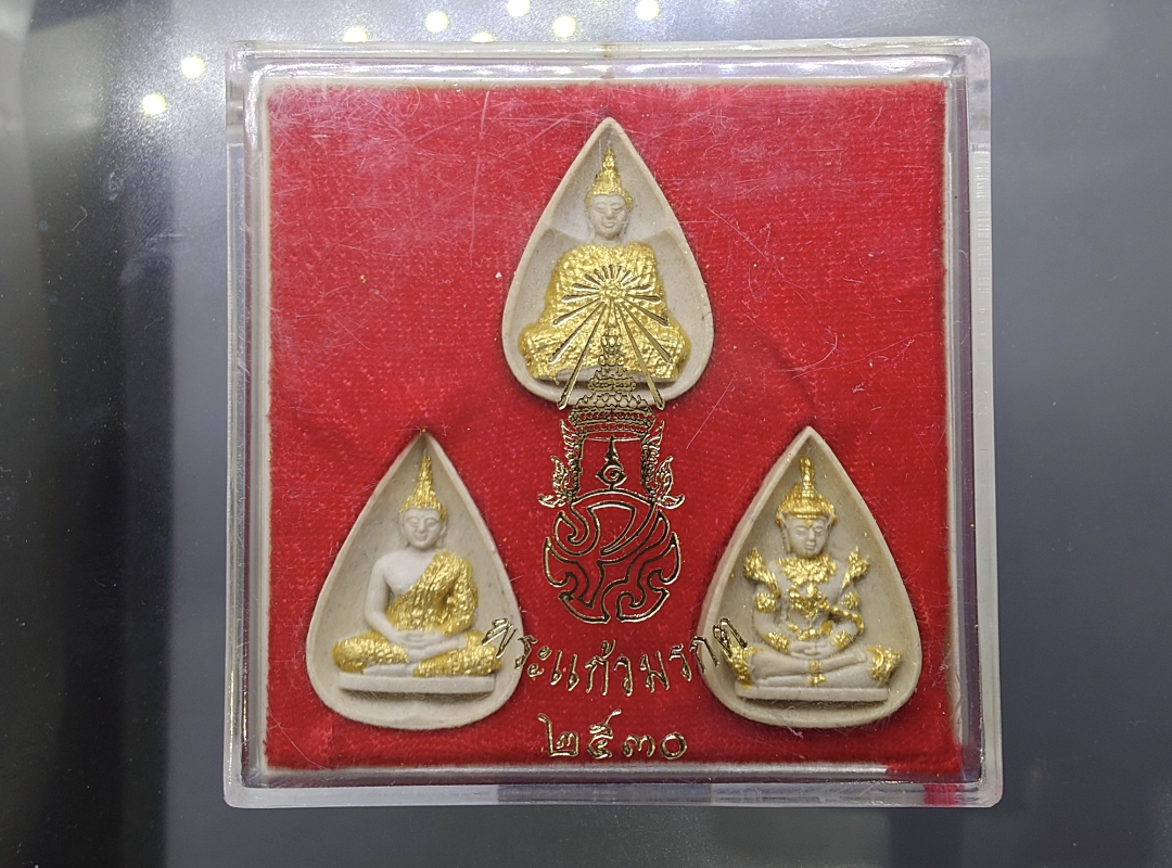 เหรียญพระแก้วมรกต เครื่องทรงสามฤดู ร้อน หนาว ฝน หลัง ภปร. เนื้อผงปัดทอง วัดบวรนิเวศวิหาร ปี 2530 พร้อมตลับเดิม