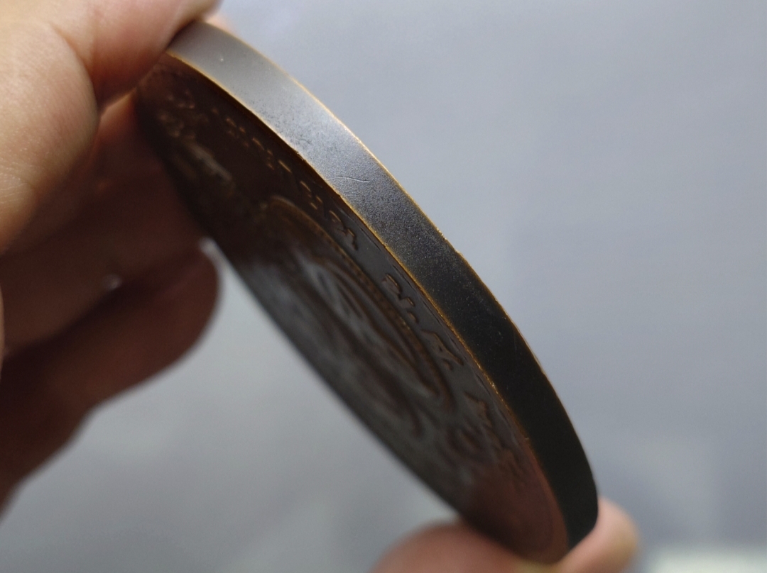 เหรียญที่ระลึกพระบรมราชาภิเษกสมรส ในหลวง ร9 ราชินีครบ 50 ปี เนื้อทองแดงรมดำ ขนาด 7 เซ็น ปี 2543 อุปกรณ์ครบ