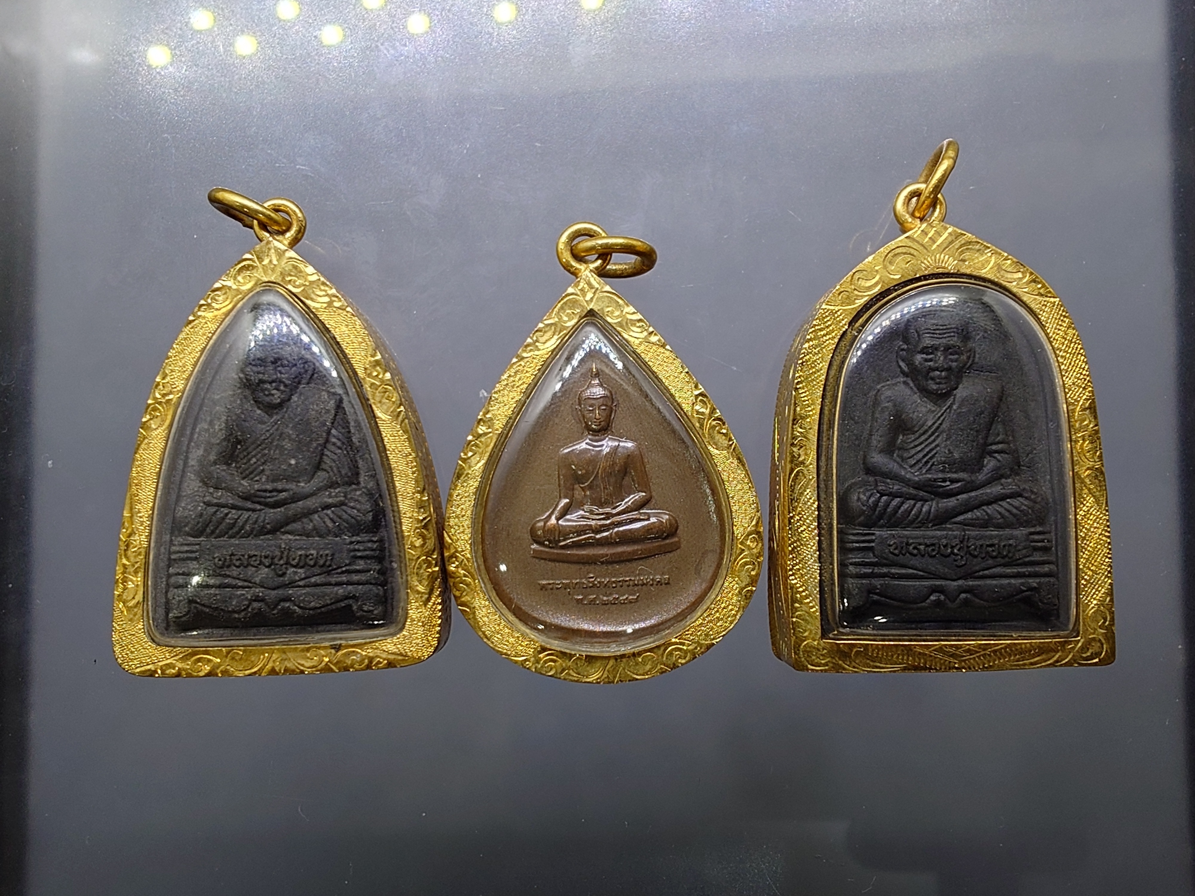 หลวงปู่ทวด ภ.ป.ร. เนื้อว่าน ทรงกลีบบัว (พิมพ์เตารีด) และกลีบขนุน พระพุทธสิงหธรรมมงคล เลี่ยมกรอบทองนพเกล้า พิธีพุทธาภิเษก ณ พระอุโบสถ วัดพระศรีรัตนศาสดาราม พ.ศ.2547 พร้อมกล่องเดิม