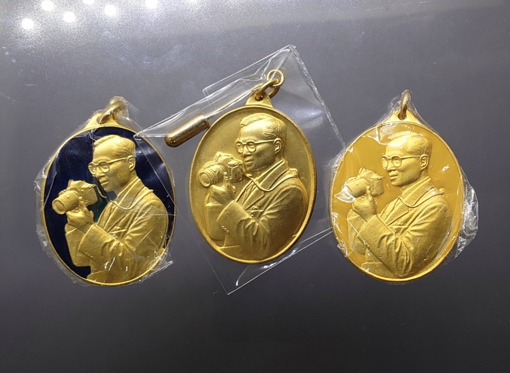 เหรียญที่ระลึก ในหลวง ร9 ทรงกล้อง (ทรงฉายภาพ) ชุด 3เหรียญ ลงยาสีทอง สีเหลือง สีน้ำเงิน พ.ศ.2541 พร้อมกล่องเดิม