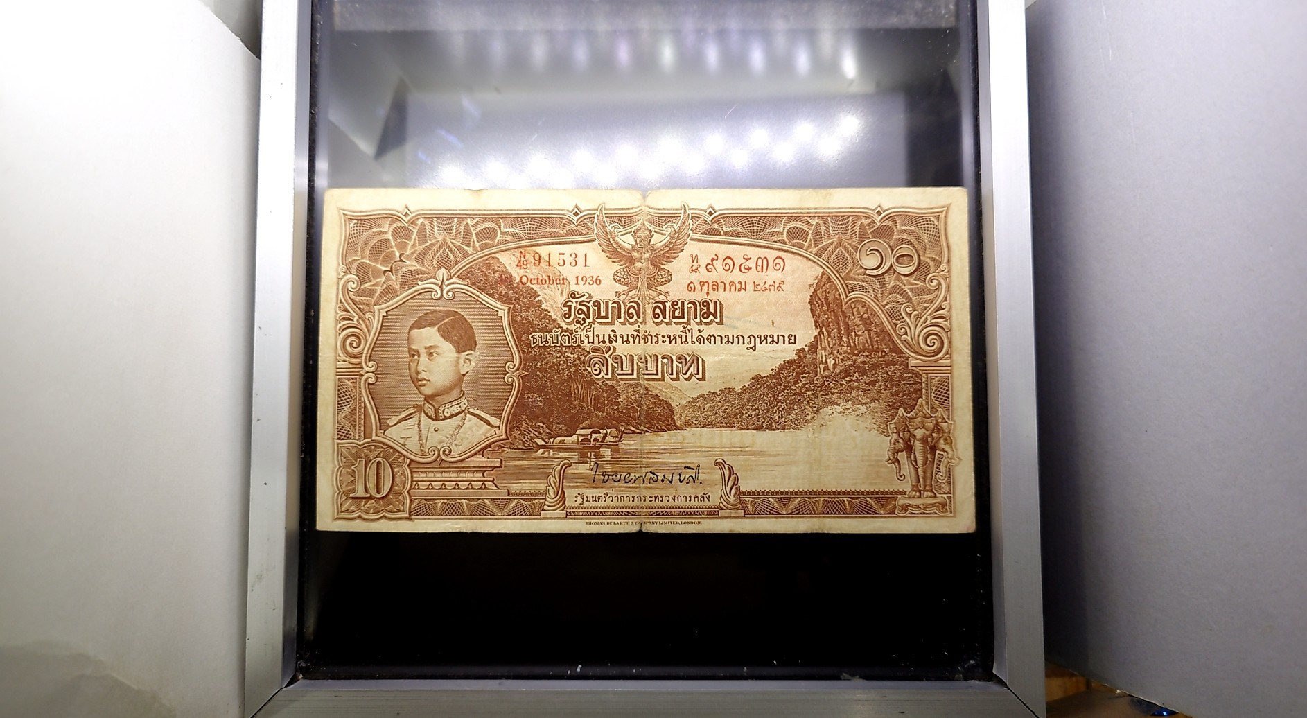 ธนบัตร 10 บาท จัมโบ้ แบบ 3 รุ่น 2 สมัย ร.8 รัชกาลที่8 พ.ศ.2477-2478 สภาพผ่านใช้ มีปริขอบ มีรอยดินสอ