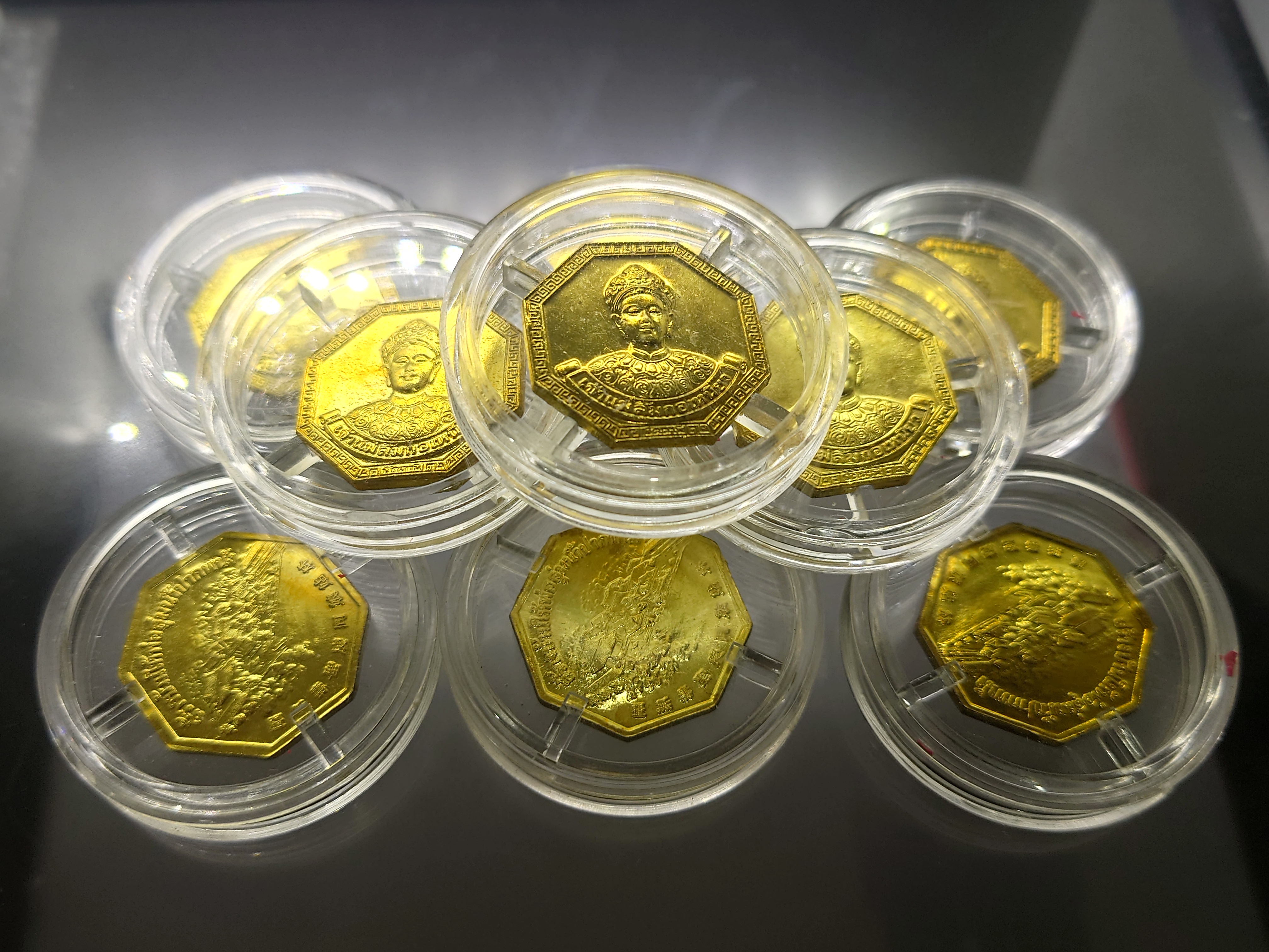 เจ้าแม่ลิ้มกอเหนี่ยว รุ่นสร้างบ้านให้พ่อลุ่มน้ำปากพนัง (อาจารย์นอง วัดทรายขาว ร่วมปลุกเสก) กาหลั่ยทอง พ.ศ.2542 พร้อมตลับเดิม