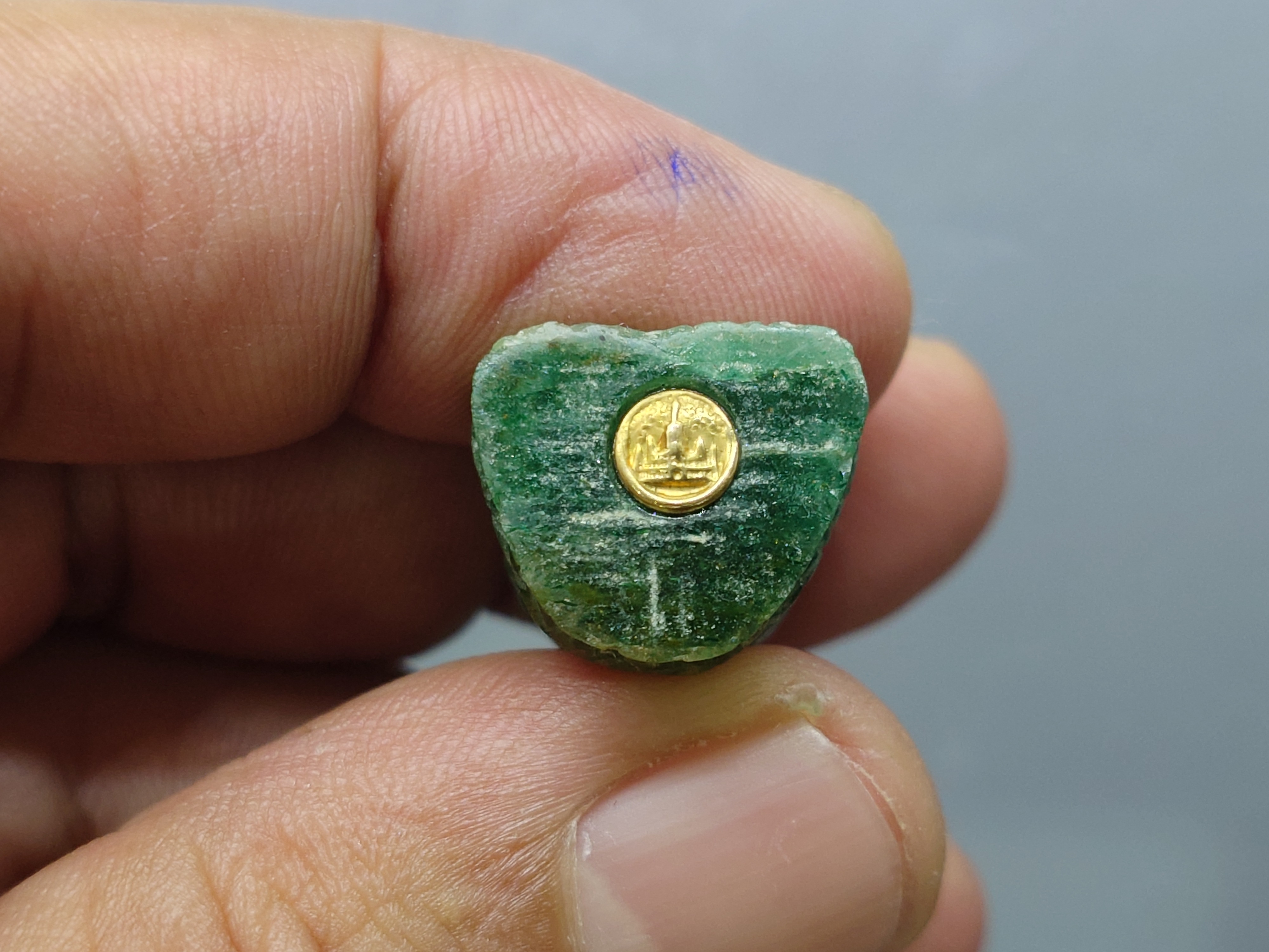 หลวงปู่ทวดหยก เนื้อหยก ลอยองค์ ฐานฝังหมุดทองคำแท้ พิมพ์ใหญ่ ขนาดสูง 2.5 เซ็น วัดพะโคะ สมาคมชาวเพชรบุรีสร้าง ปี2543 พร้อมกล่องเดิม