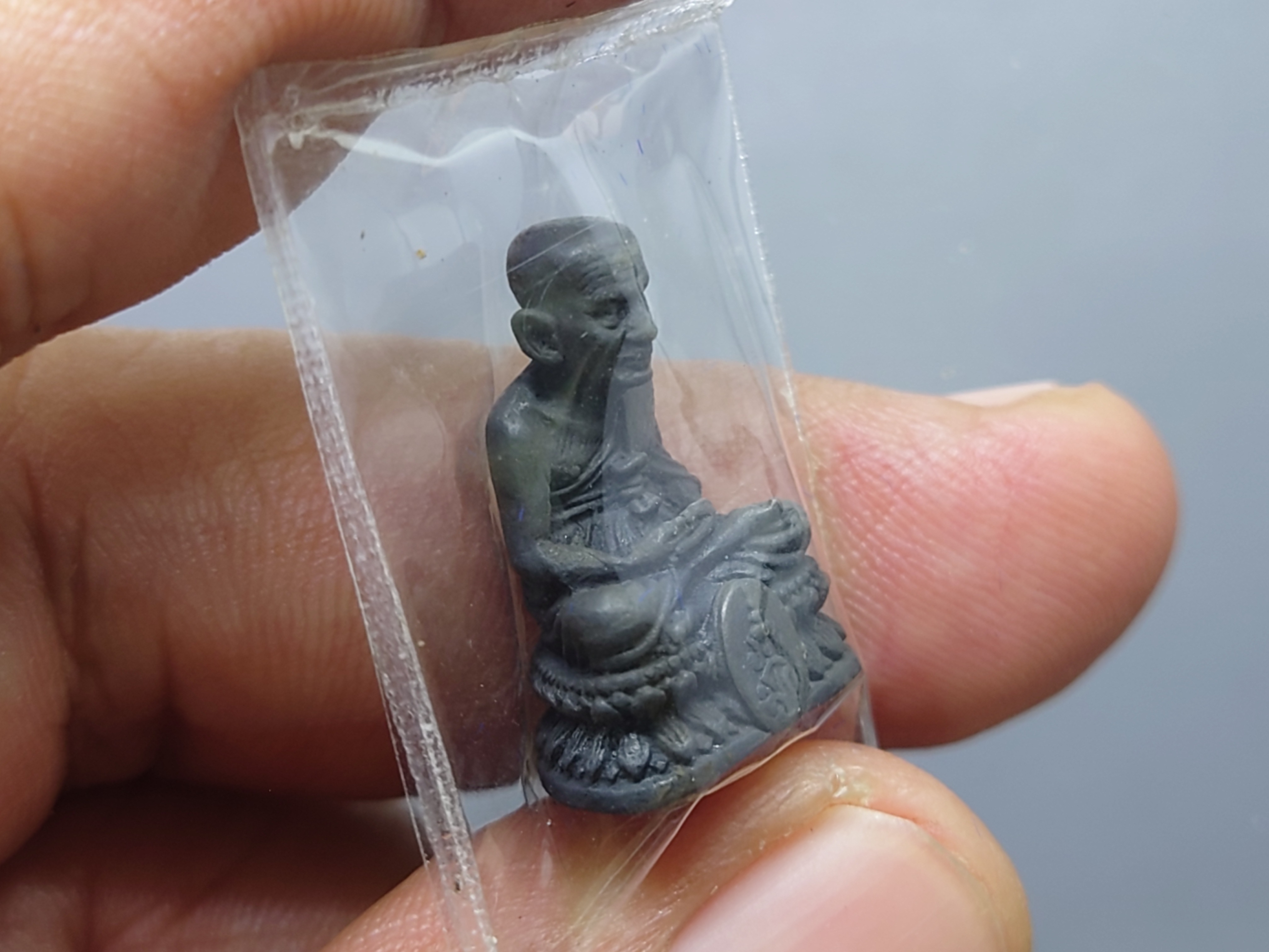 หลวงปู่ทวด วัดช้างให้ ลอยองค์ เนื้อนวโลหะ ตราสัญลักษณ์ มวก. รุ่นประวัติศาสตร์เฉลิมพระเกียรติ พุทธาภิเษก ณ วัดพระศรีฯ ปี2544 พร้อมกล่องเดิม