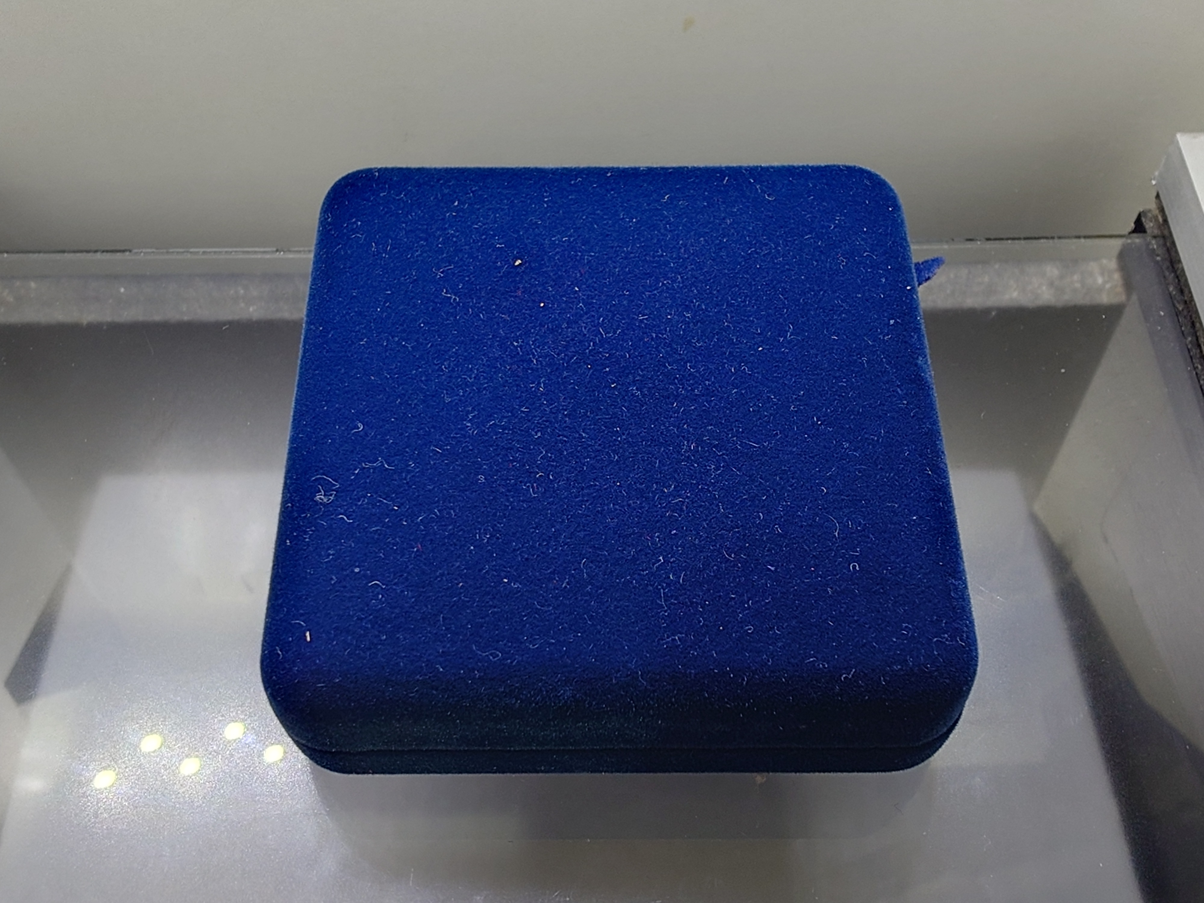 หลวงพ่อทวดนั่งพาน รุ่น1 พิมพ์รูปไข่ เนื้ออัลปาก้า โคท ๒๐๙๕ พุทธอุทยานมหาราช วัดวชิรธรรมาราม จ.พระนครศรีอยุธยา ปี2556 พร้อมกล่องเดิม