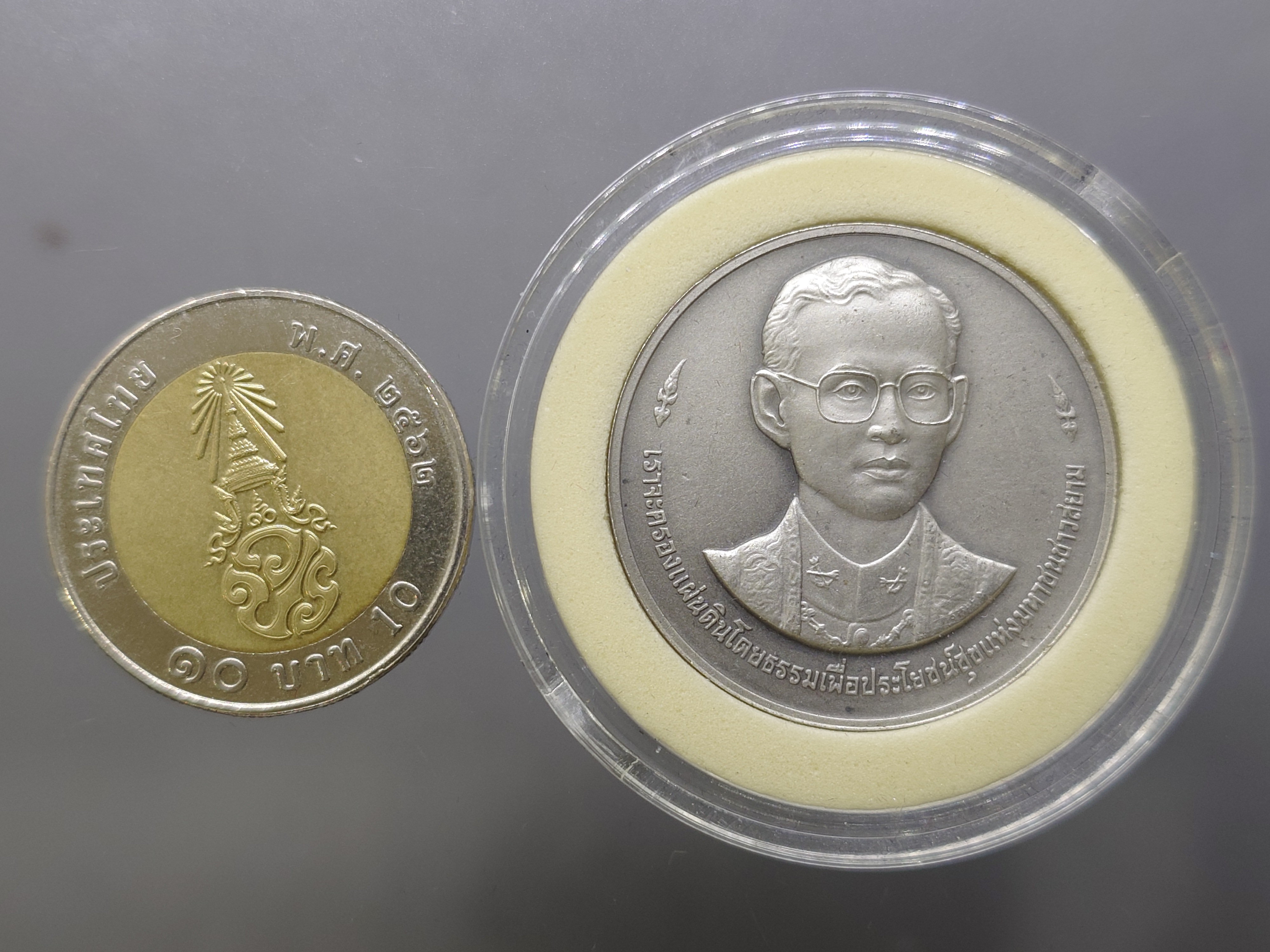 เหรียญที่ระลึก 50 ปี พระบรมราชาภิเษก รัชกาลที่9 เนื้อเงินรมดำ พ.ศ.2543 พร้อมกล่องหนัง ใบเซอร์