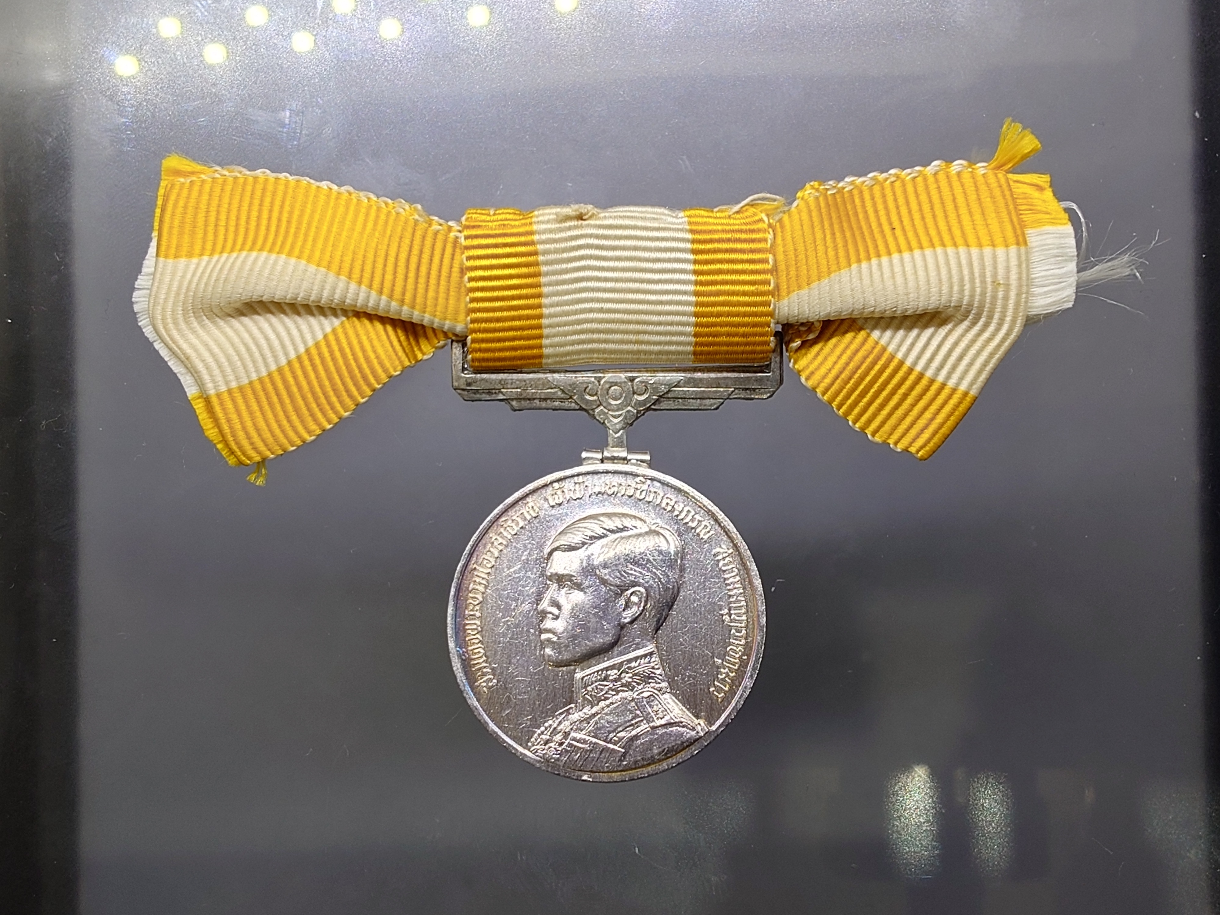 เหรียญประดับแพรแถบ เนื้อเงิน ที่ระลึกพระราชพิธีสถาปนาสมเด็จพระบรมโอรสาธิราช (ร.10) ปี2515 แบบผู้หญิง แพรเดิมๆ