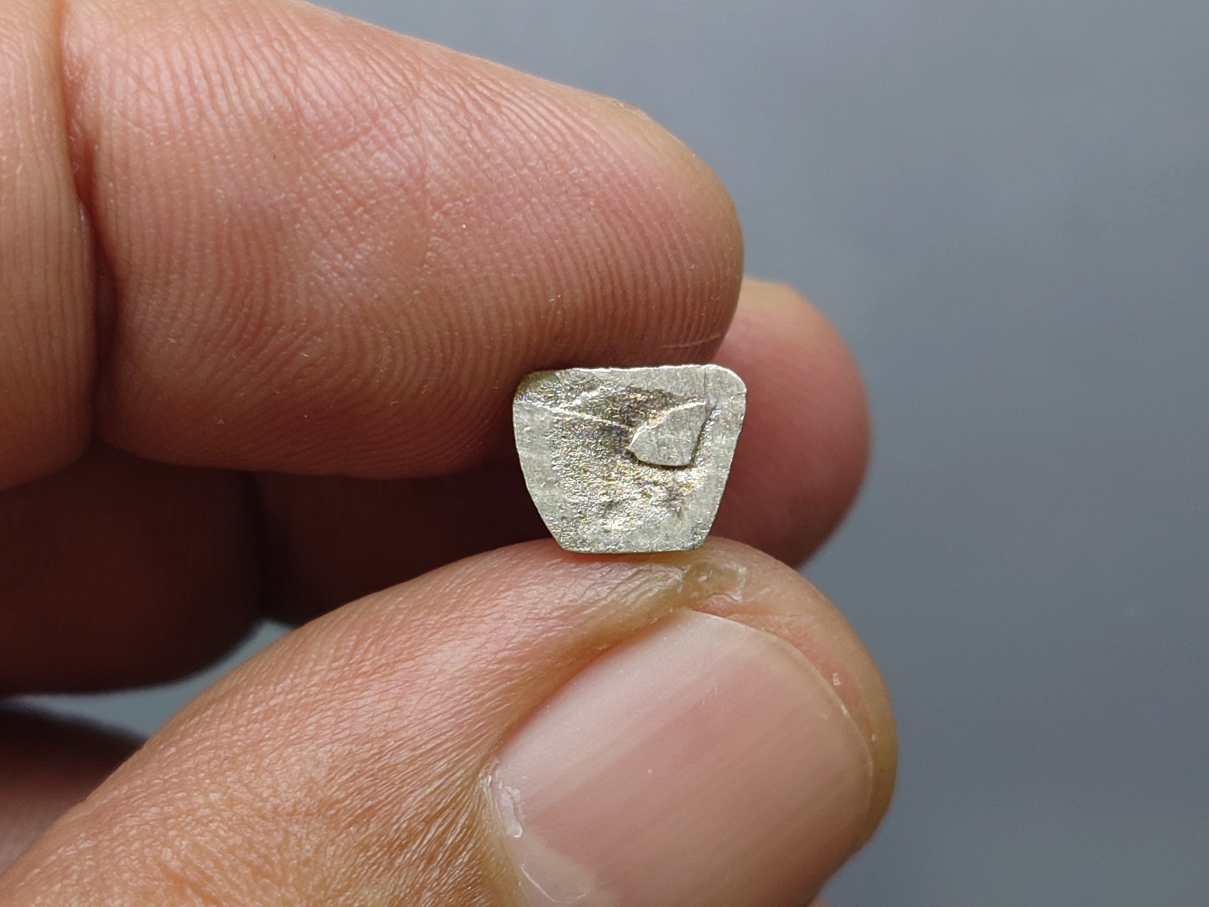 หลวงปู่ทวด หัวไม้ขีด พิมพ์แขนทะลุ เนื้อเงิน (ลอยองค์ จิ๋ว) อาจารย์นอง ปลุกเสก วัดช้างให้ ปี2535 พร้อมซองเดิม