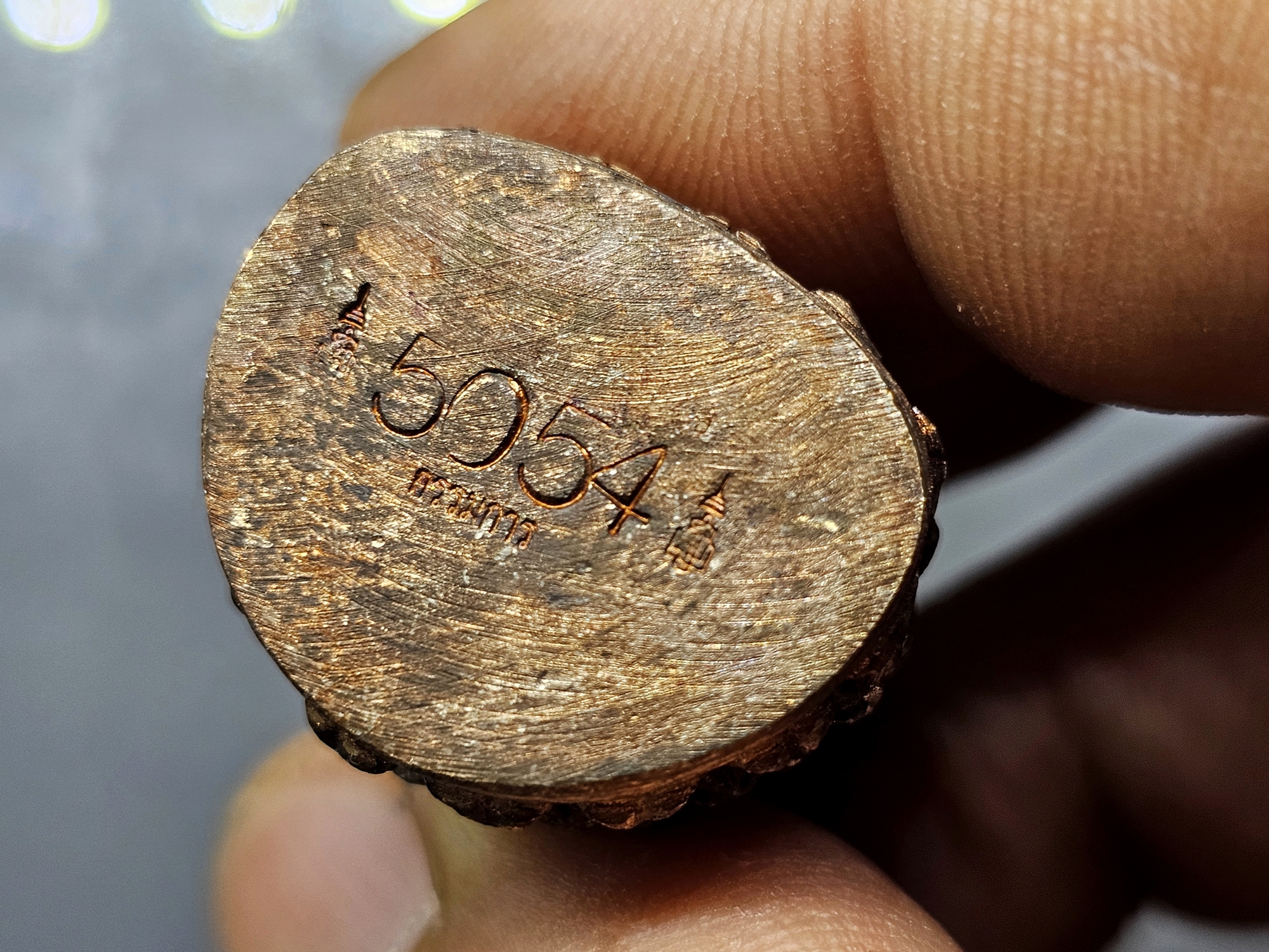 หลวงปู่ทวดนิ้วกระดก บรรจุกริ่ง ญสส. อนันตทรัพย์ เนื้อสัมฤทธิ์ รุ่น 100 ปี สมเด็จพระสังฆราชเจ้า กรมหลวงวชิรญาณสังวร วัดบวรนิเวศฯ ปี2556