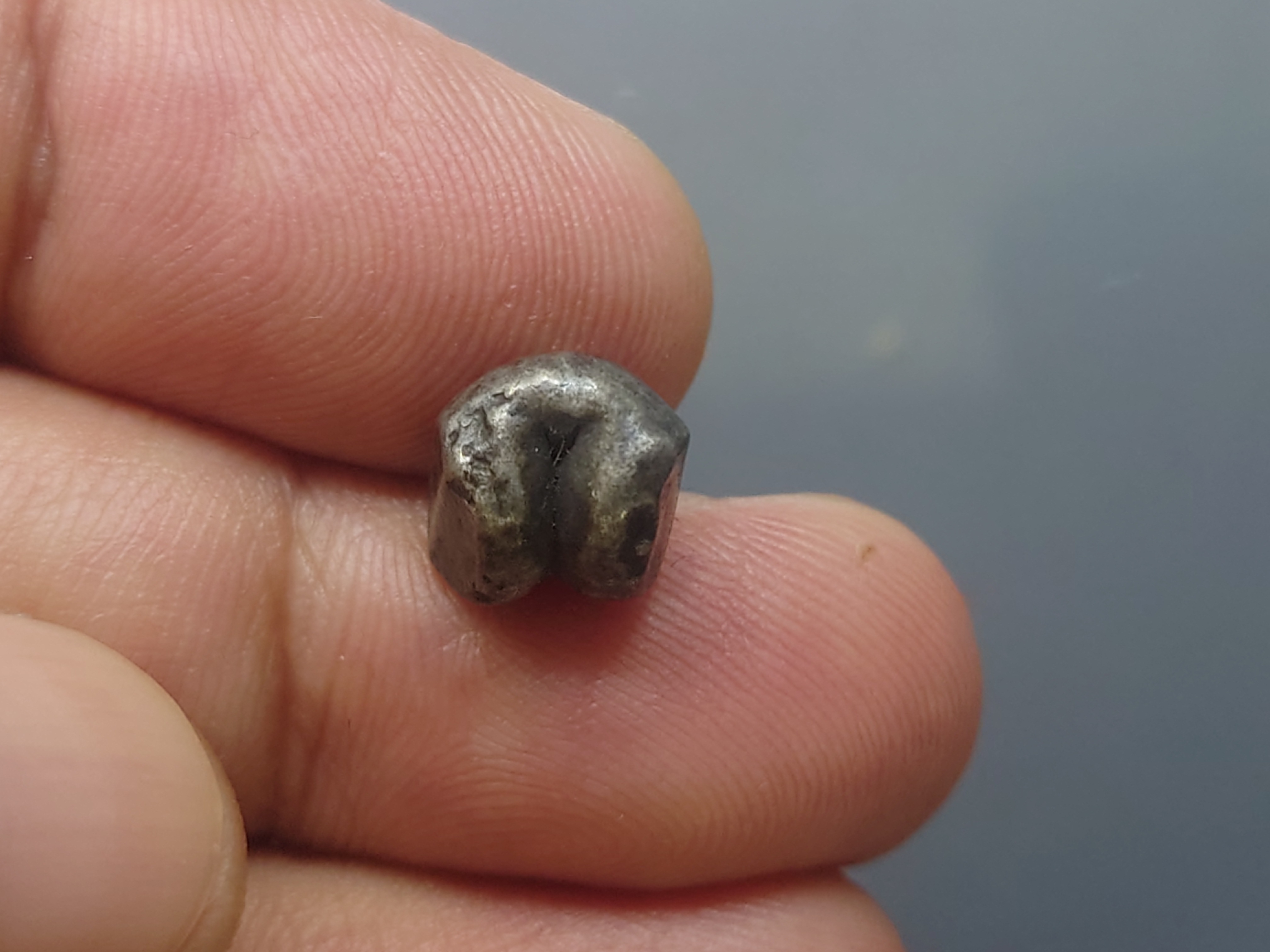 พดด้วง ขนาด สลึง ตราพระแสงจักร-พระมหามงกุฎ รัชกาลที่ 4 พ.ศ.2394 ขนาดหายาก