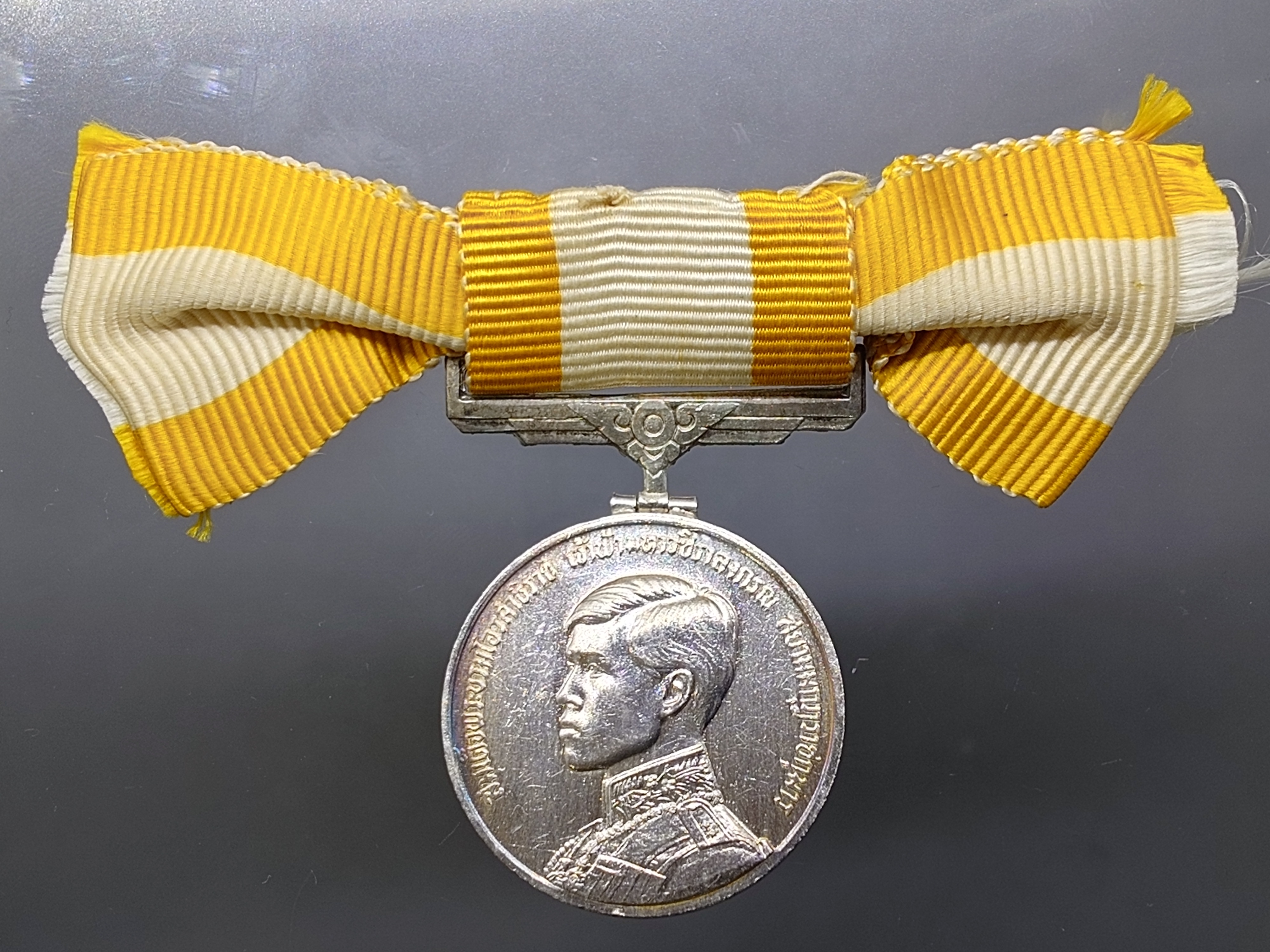 เหรียญประดับแพรแถบ เนื้อเงิน ที่ระลึกพระราชพิธีสถาปนาสมเด็จพระบรมโอรสาธิราช (ร.10) ปี2515 แบบผู้หญิง แพรเดิมๆ