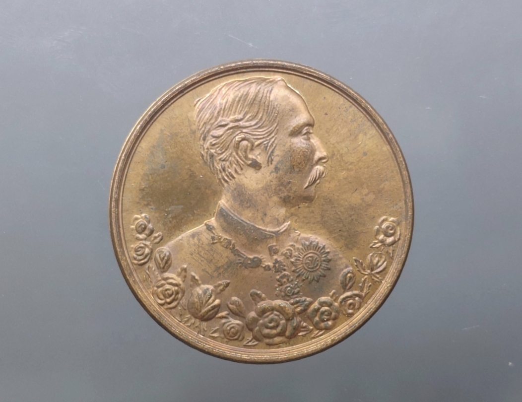 เหรียญพระรูปรัชกาลที่5 (ร.5) เนื้อทองแดง หลวงพ่อเปิ่น วัดบางพระ ขนาด 3 เซ็น ปี2537 สภาพเก่าเก็บ มีคราบเก่า แท้ ทันหลวงพ่อ